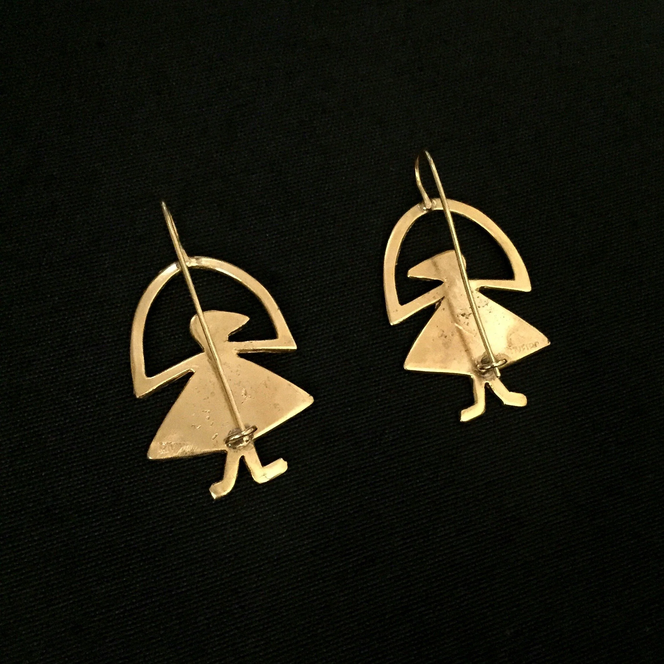 Back view of Elastis bird earrings in gold-plated bronze by Elisabeth Riveiro.