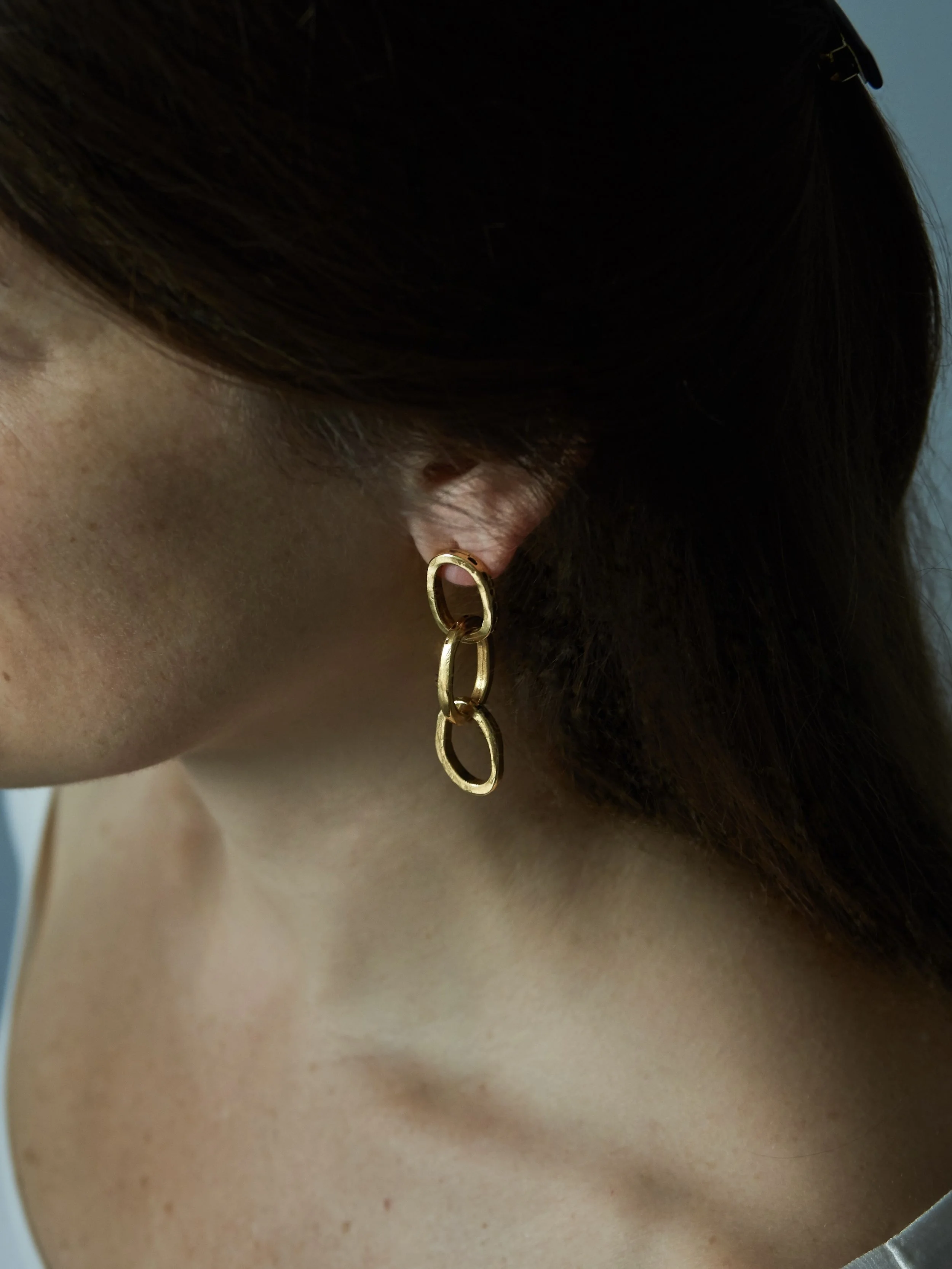 CHAINETTE sculptural chain link earrings in gold-plated bronze by Elisabeth Riveiro, handcrafted in Paris and shown worn.
