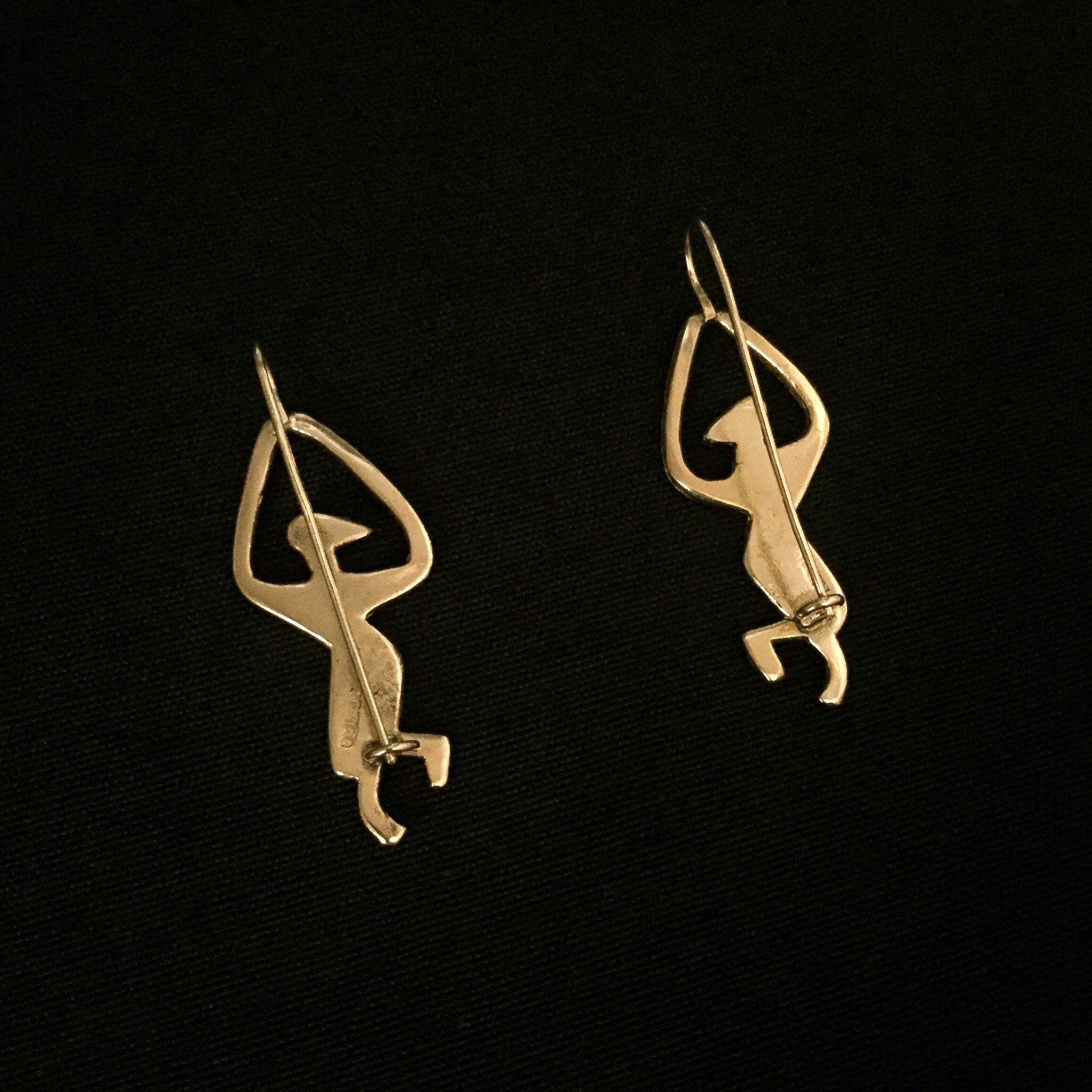 Back view of Isadora dancing bird earrings by Elisabeth Riveiro in gold-plated bronze, handcrafted jewellery, AMBART Mallorca