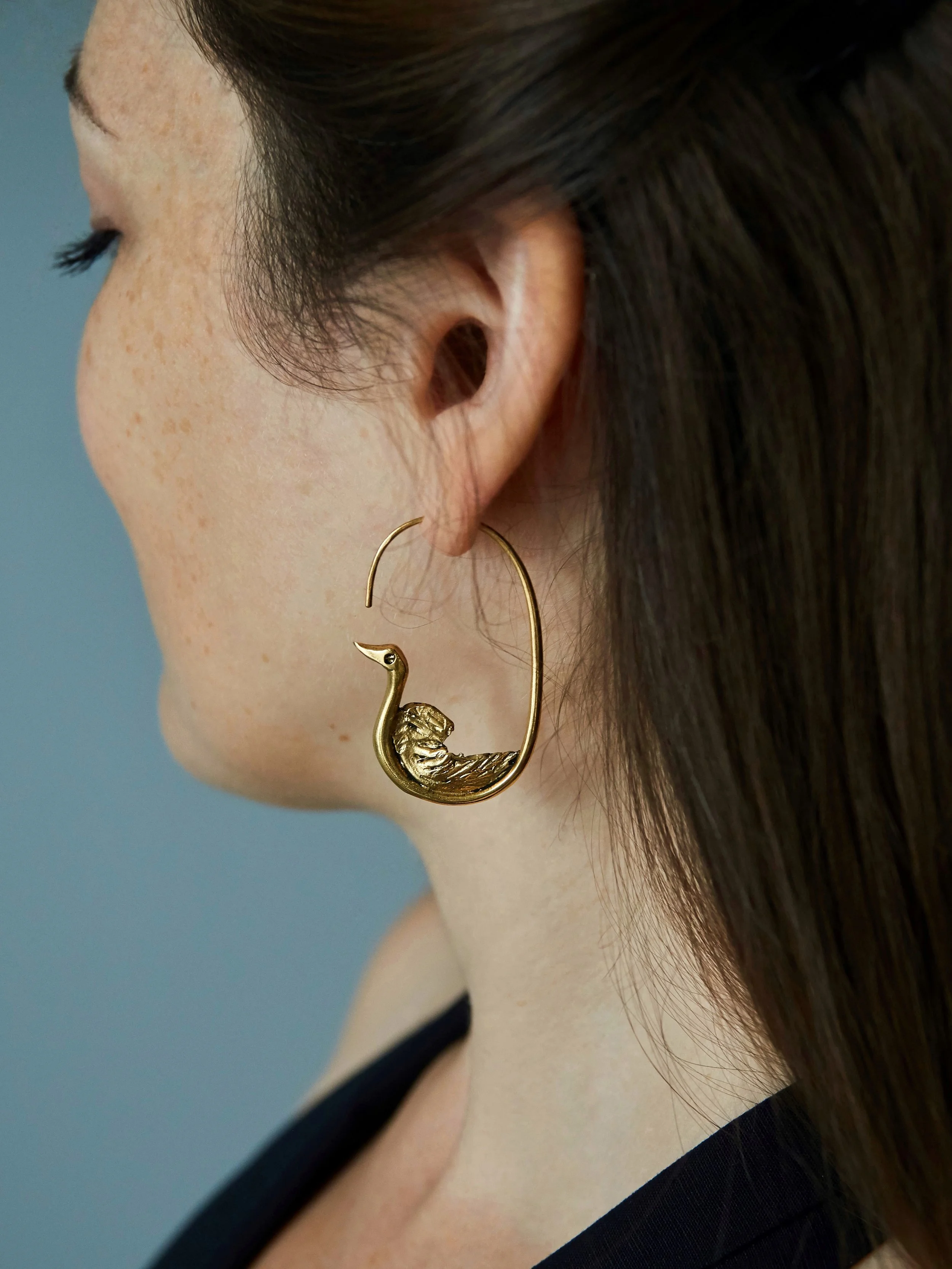 Oiseau de l’Arrivée earrings by Elisabeth Riveiro in silver-plated bronze, sculptural bird earrings worn on the ear.