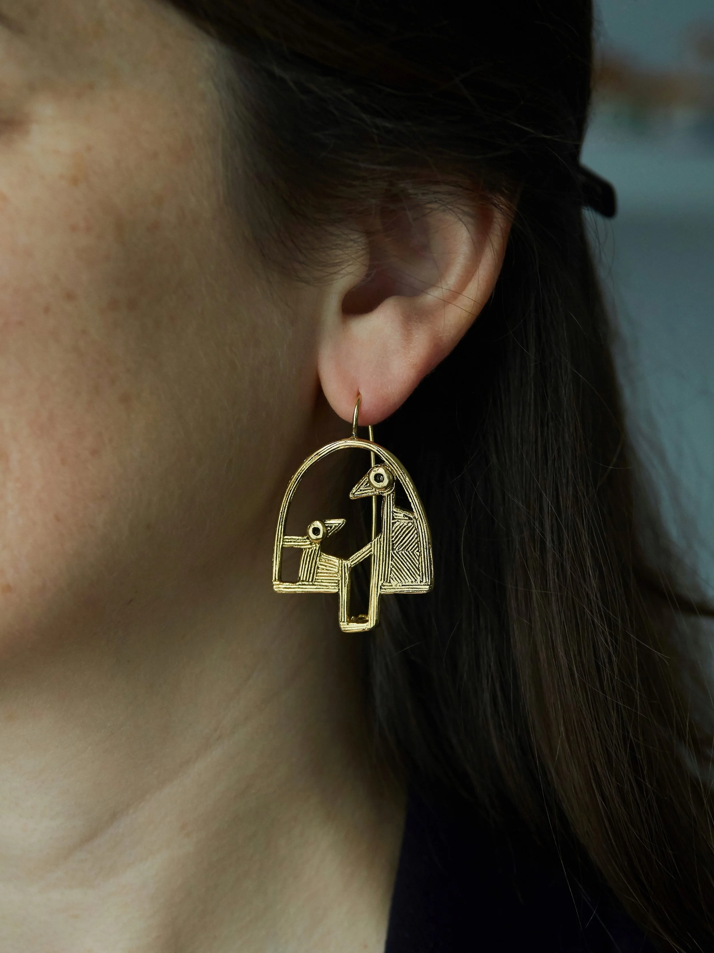 Elisabeth Riveiro BALANÇOIRE gold-plated bronze bird earrings close-up, handcrafted sculptural earrings made in Paris, available at AMBART Palma de Mallorca