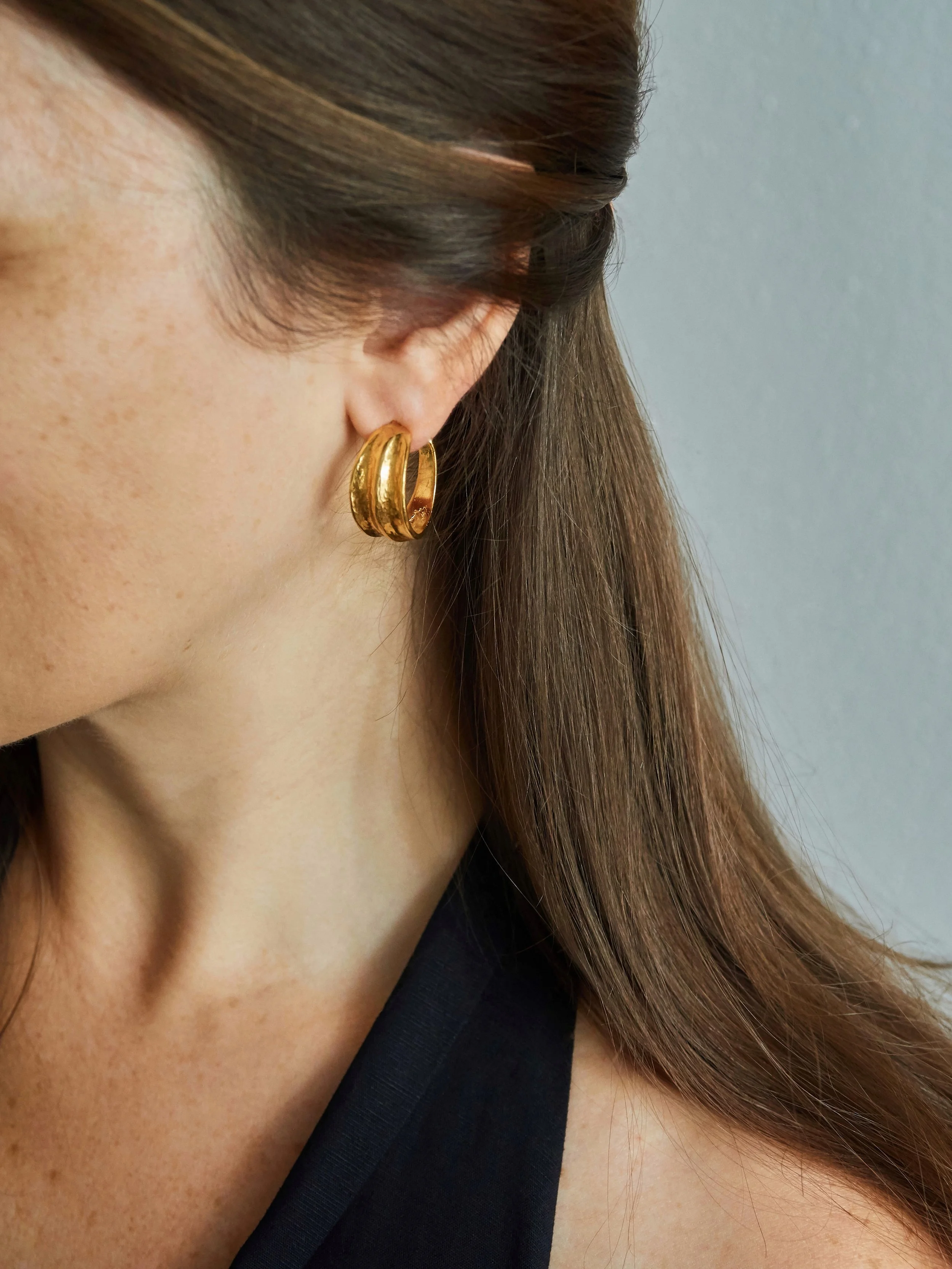 bijoux-elisabeth-riveiro-paris-creoles-duo-bronze-dore-atelier-art-de-france-fonte-cire-perdue-boutique-cadeaux-createurs-ambart-palma-majorque.jpg