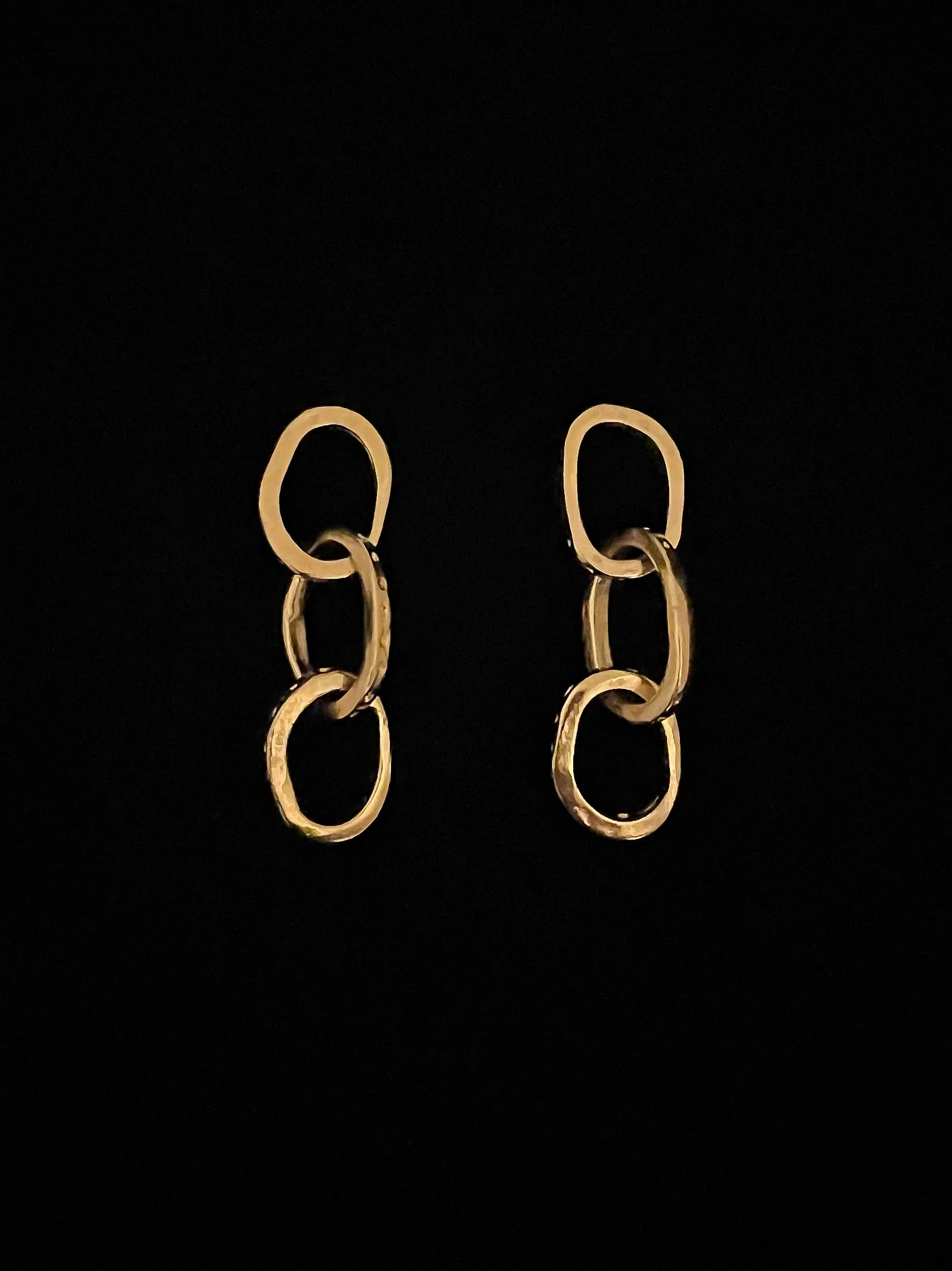 CHAINETTE gold-plated bronze earrings by Elisabeth Riveiro, featuring three interlocking oval links with hand-textured surfaces.