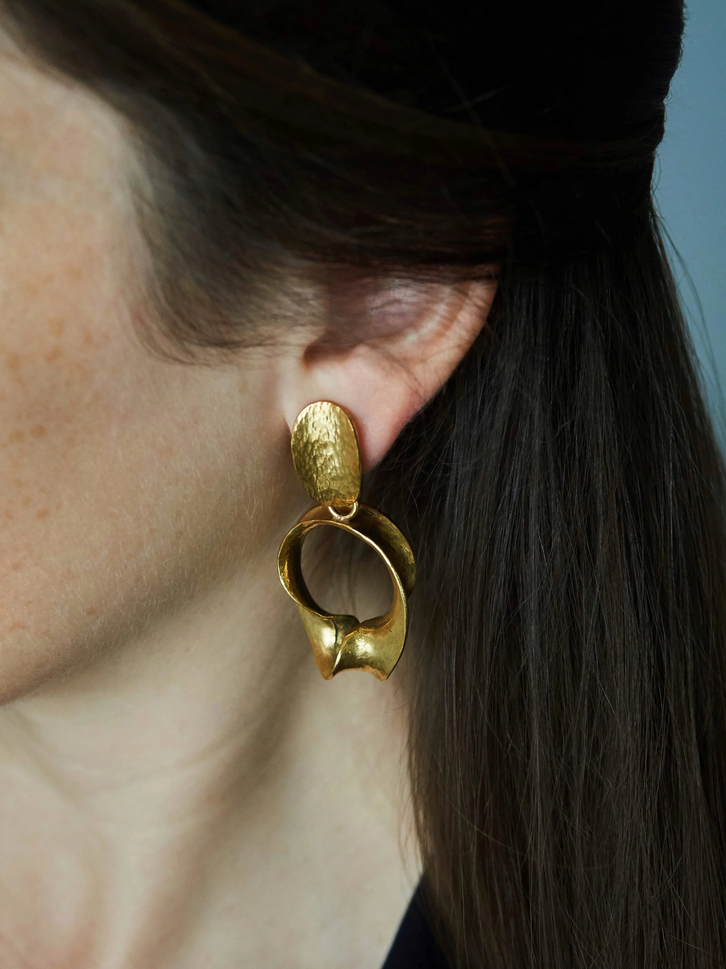 Joyas Elisabeth Riveiro – Pendientes Ovaljazz dorados en bronce, diseño artístico y elegante | Golden Earrings – AMBART Palma de Mallorca