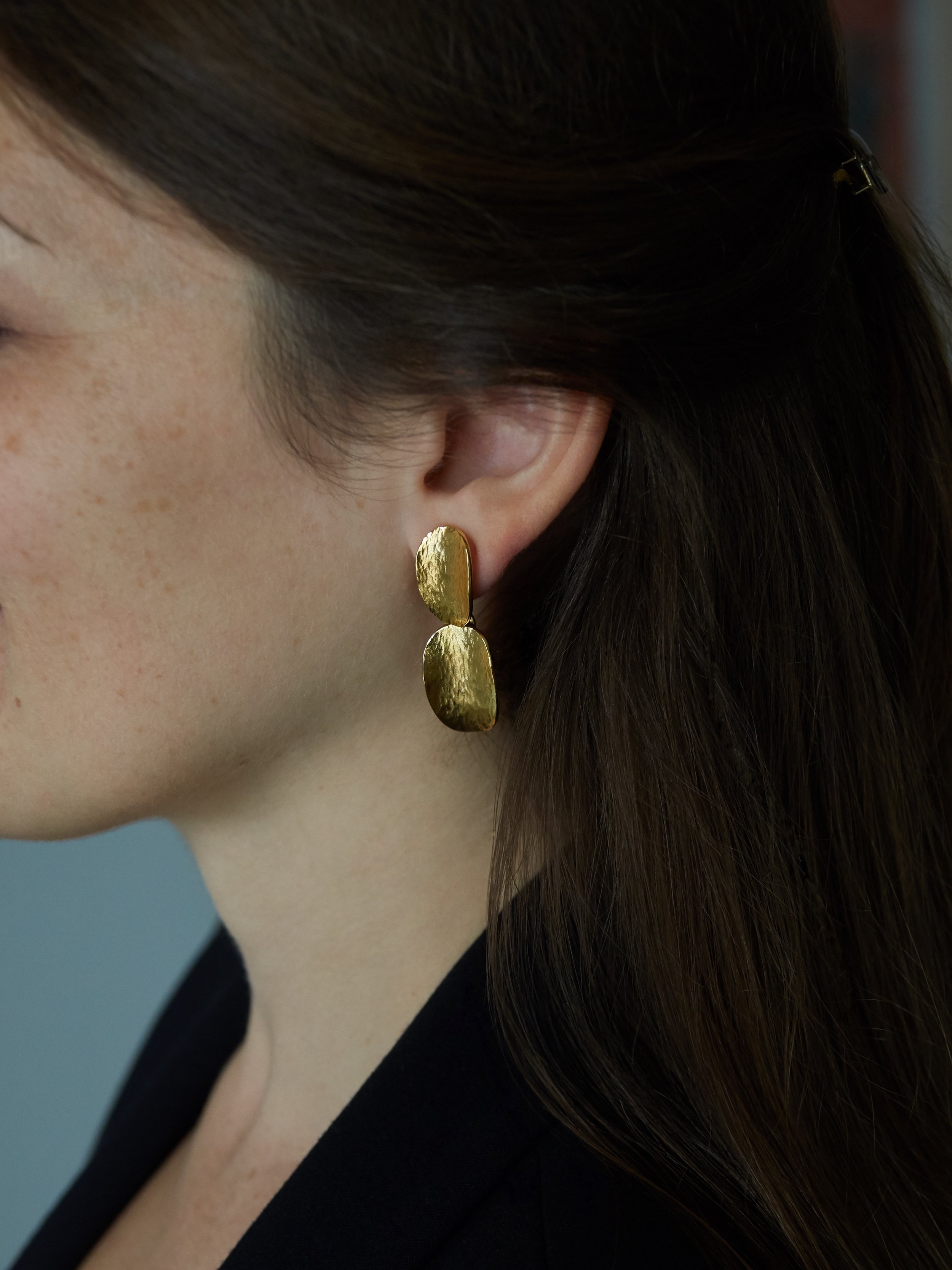 CLASSOVALE sculptural drop earrings by French jewellery designer Elisabeth Riveiro, handcrafted in gold-plated bronze using traditional lost-wax casting.