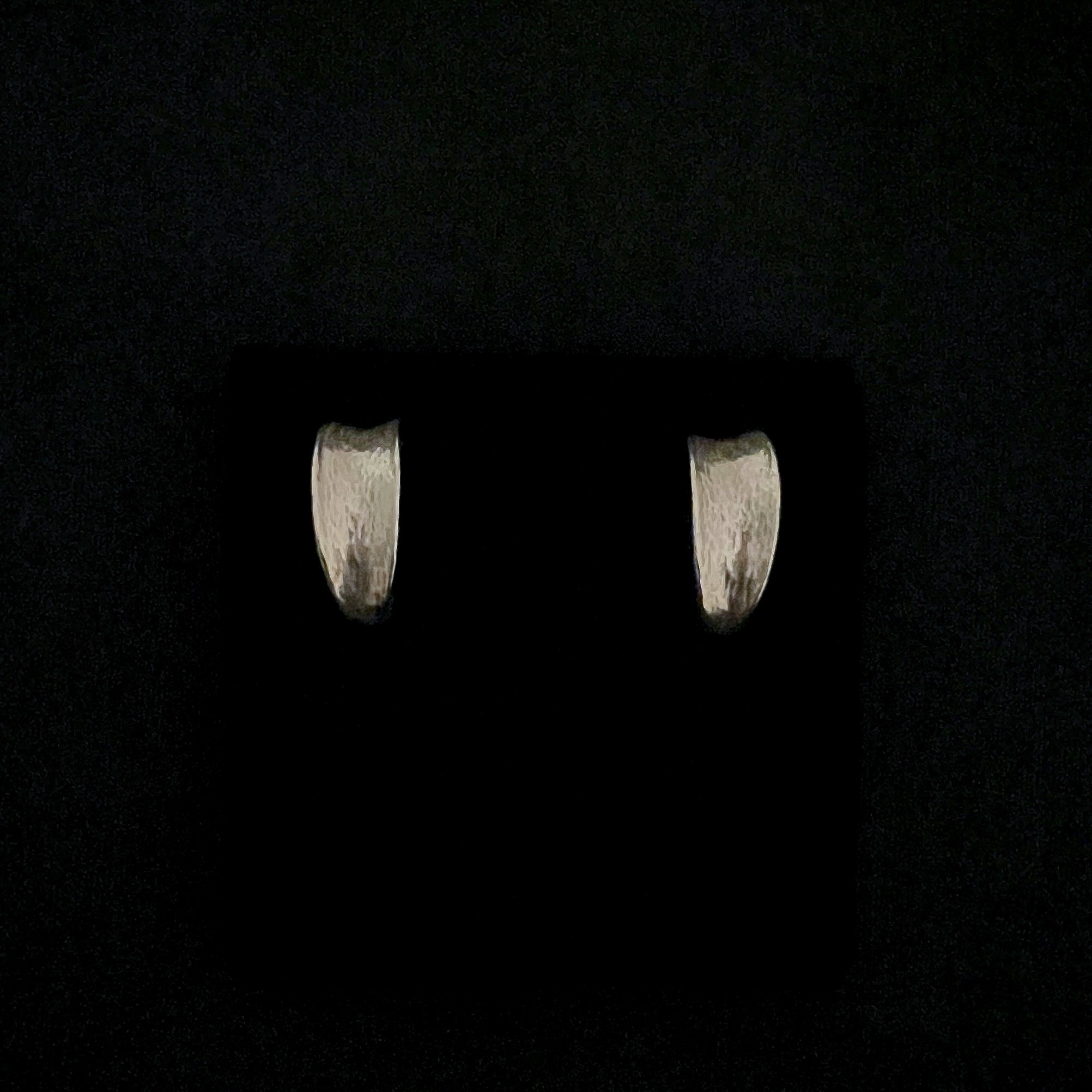 Front view of the Petit Val silver-plated bronze hoop earrings by Elisabeth Riveiro. Their softly hammered surfaces and sculptural curved forms reflect contemporary jewellery design.