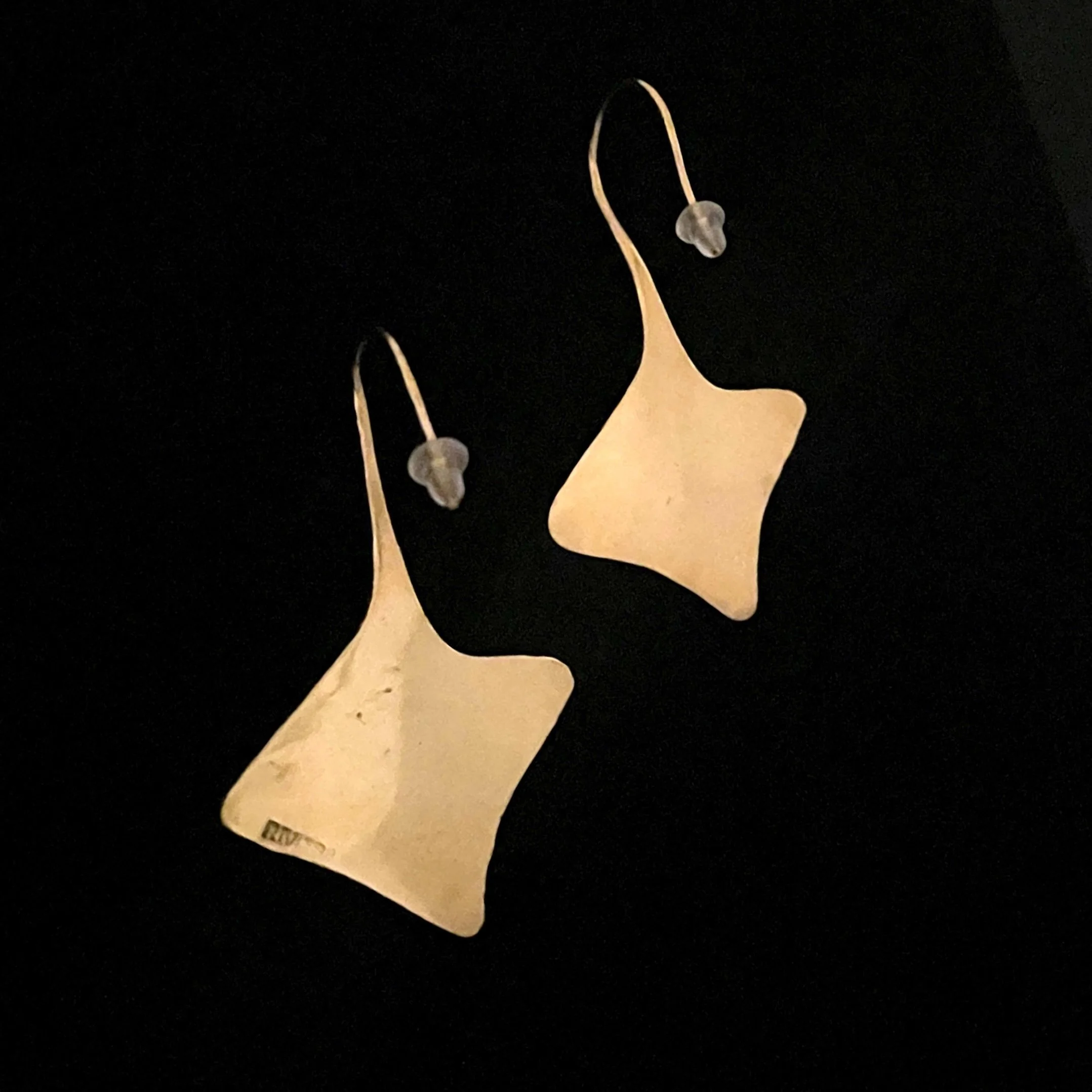 Back view of Elisabeth Riveiro Palmyre earrings in gold-plated bronze, showing their smooth reverse, integrated elongated hook fastening and silicone stoppers.
