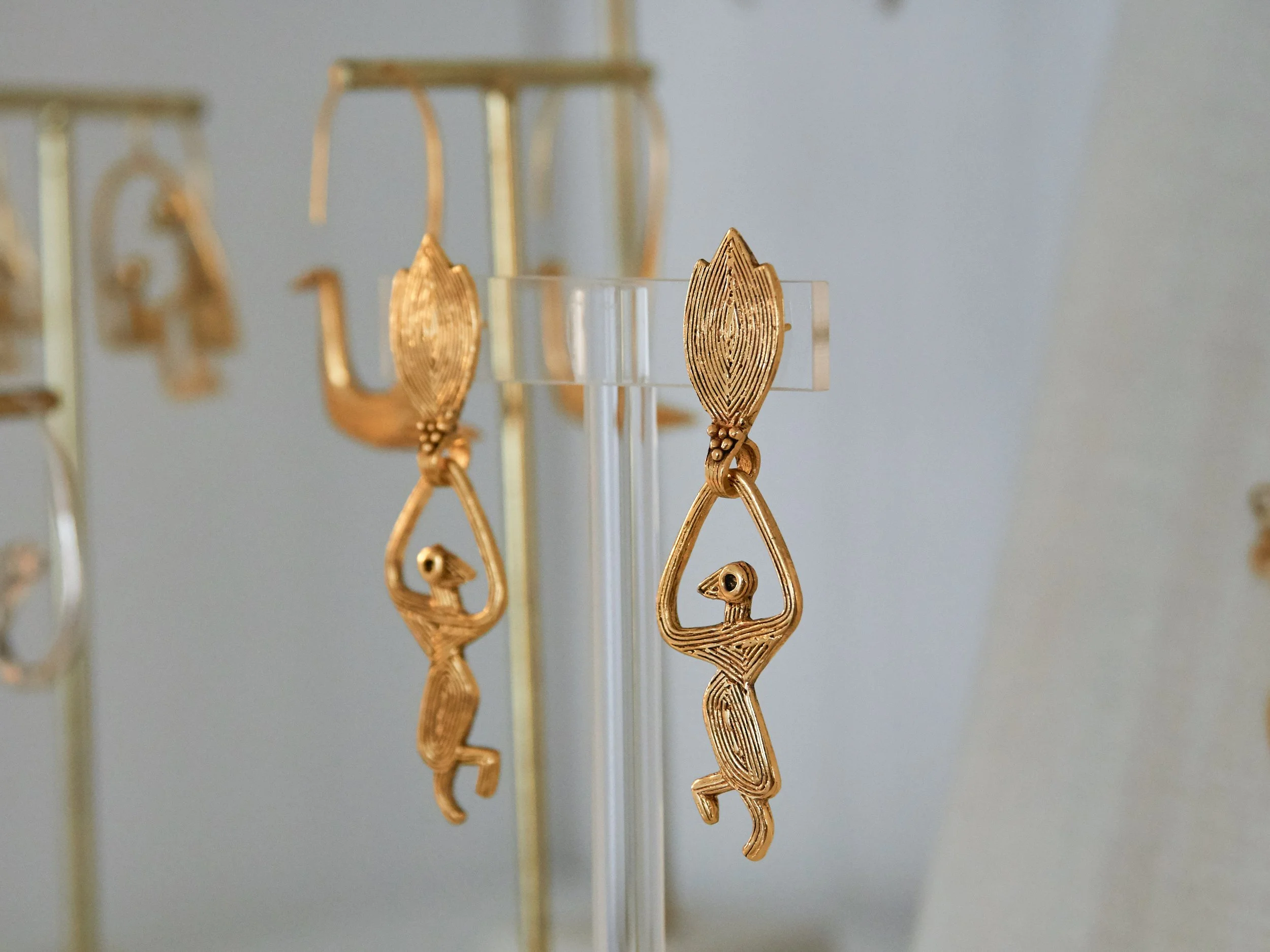 elisabeth-riveiro-isadora-long-earrings-leaf-detail-gold-bronze-ambart.jpg