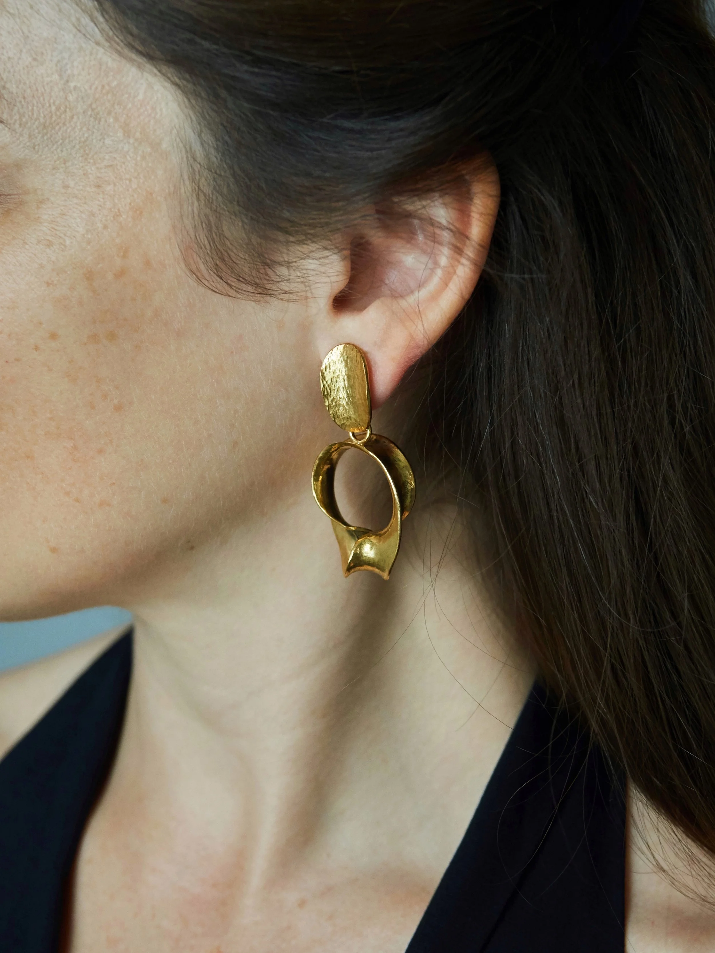 Bijoux Elisabeth Riveiro – Boucles d’oreilles Ovaljazz en bronze doré, design artistique et élégant | Golden Earrings – AMBART Palma de Mallorca