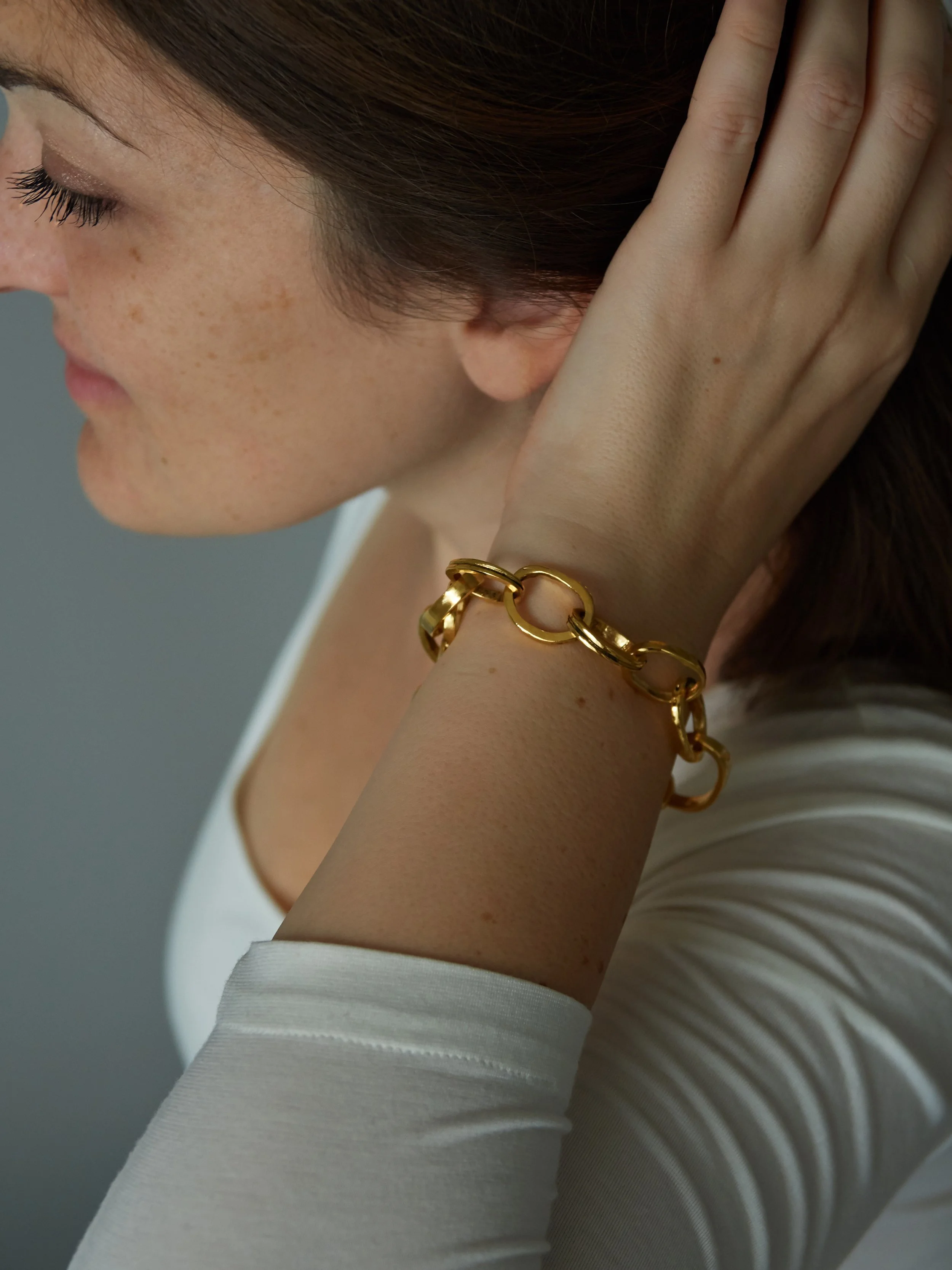 CHAINETTE sculptural chain link bracelet in gold-plated bronze by Elisabeth Riveiro, handcrafted in Paris.