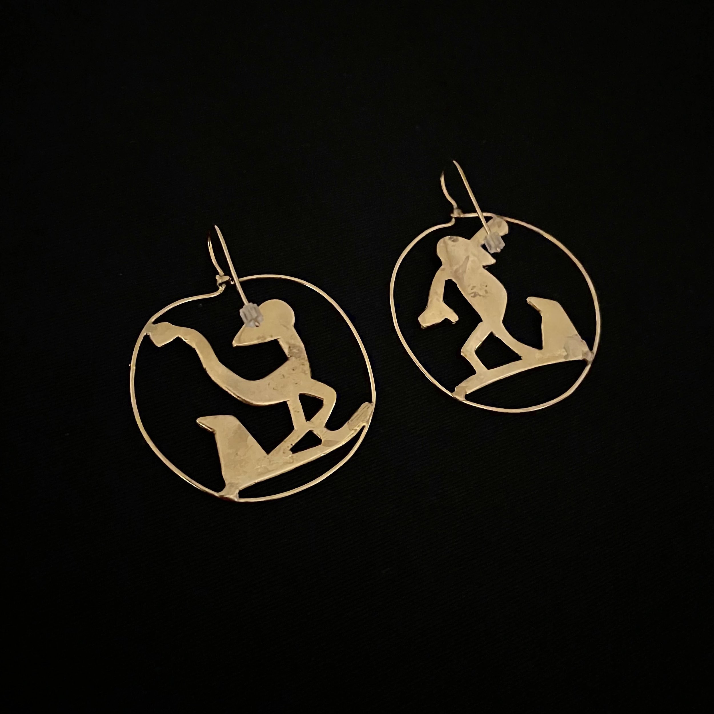 Back detail of Farandole earrings by Elisabeth Riveiro in plated bronze with hook fastening