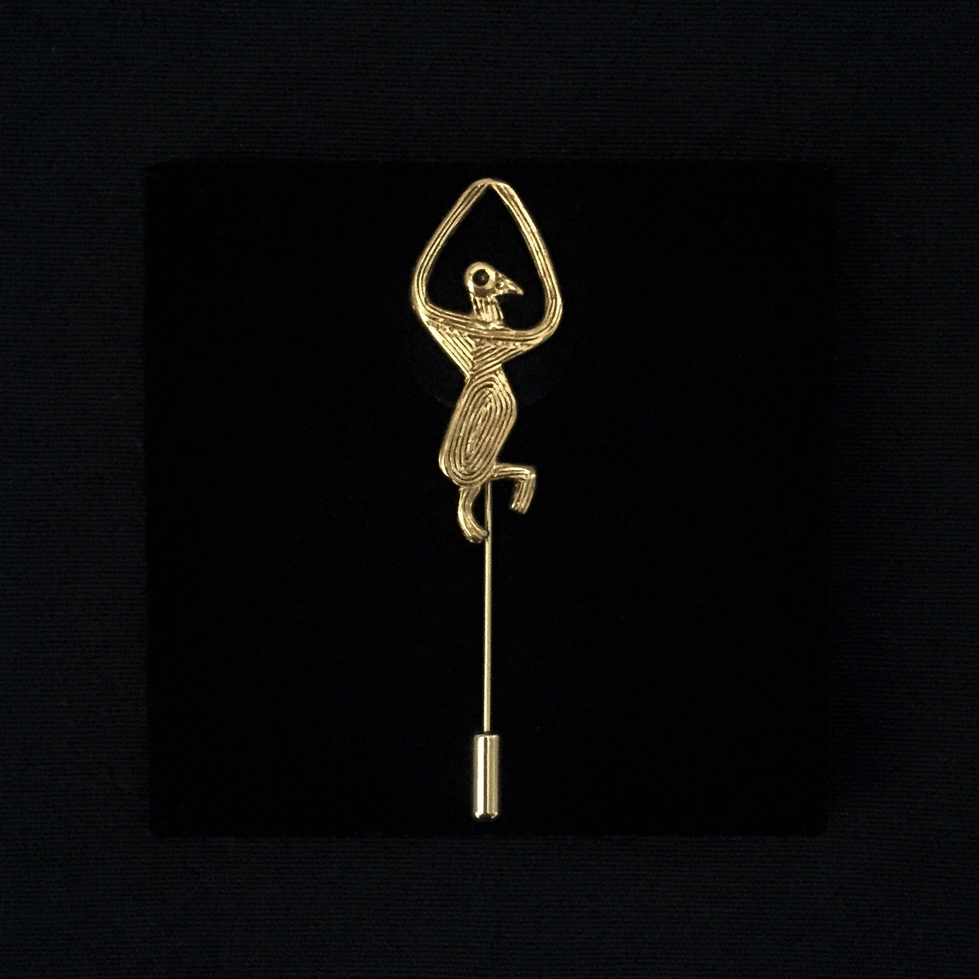 Isadora dancing bird fibula brooch in gold-plated bronze by Elisabeth Riveiro, handcrafted lost-wax casting jewellery – AMBART boutique Palma de Mallorca.