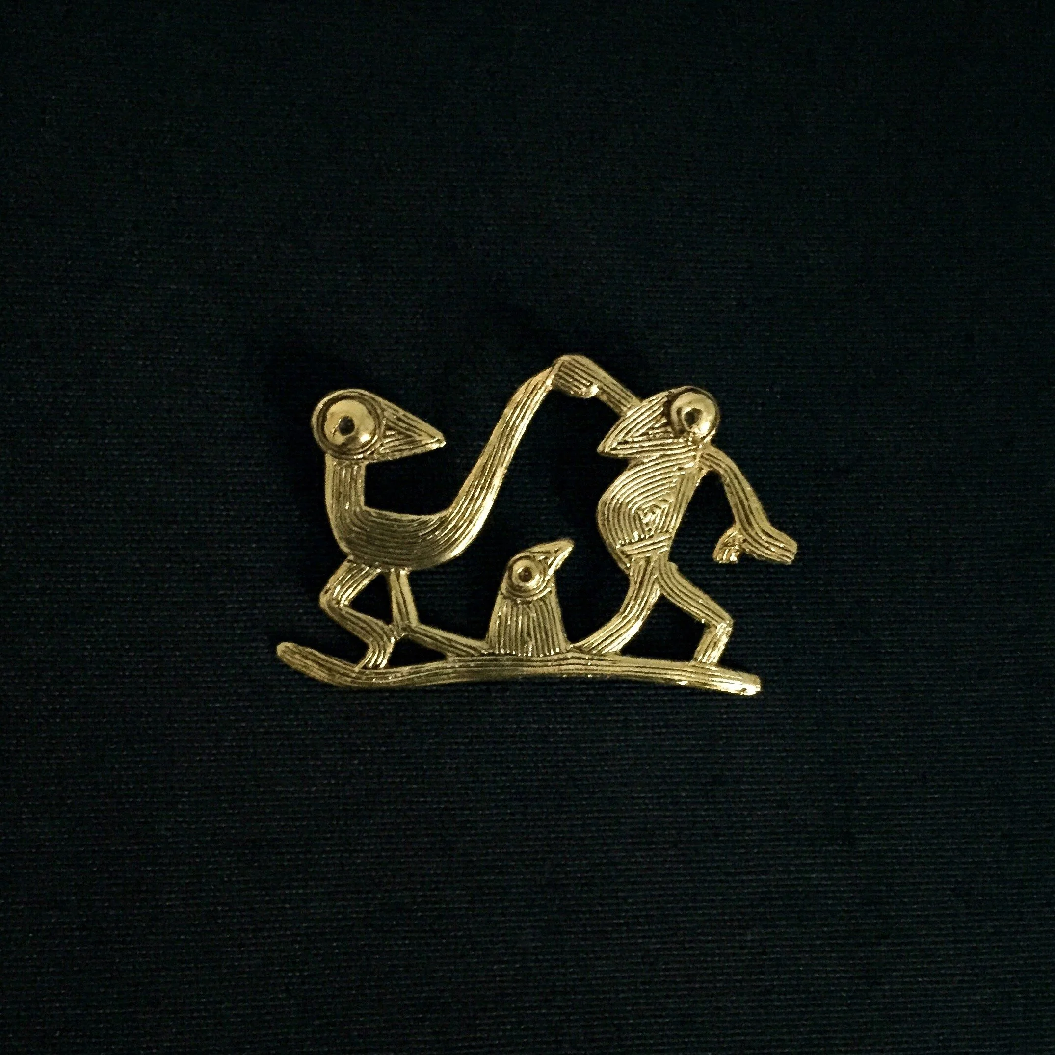 Farandole bird brooch in bronze by Elisabeth Riveiro, sculptural design of stylised birds on a branch, front view.