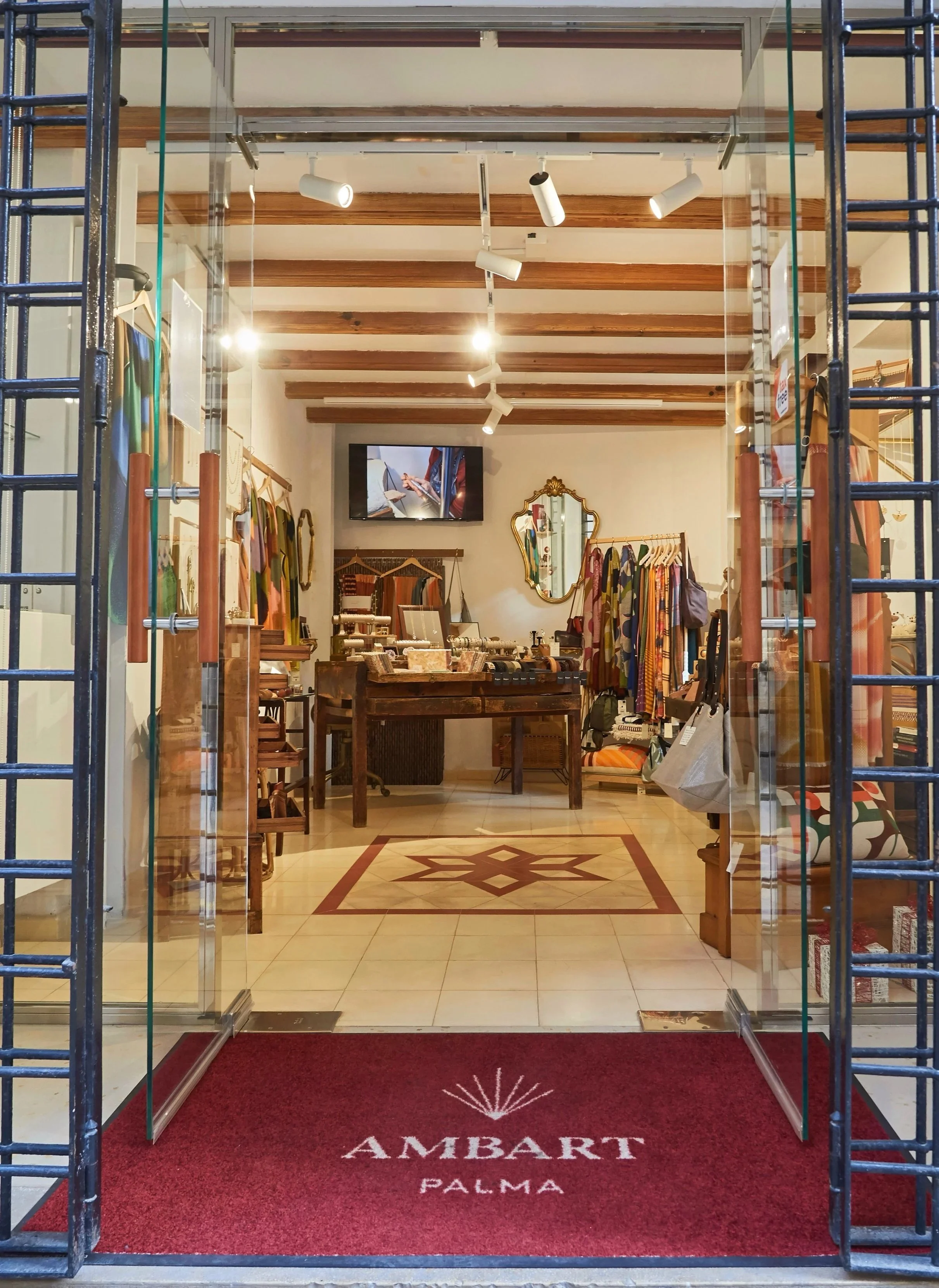 Entrance and interior view of Ambart jewelry and accessories boutique in Old Town Palma de Mallorca