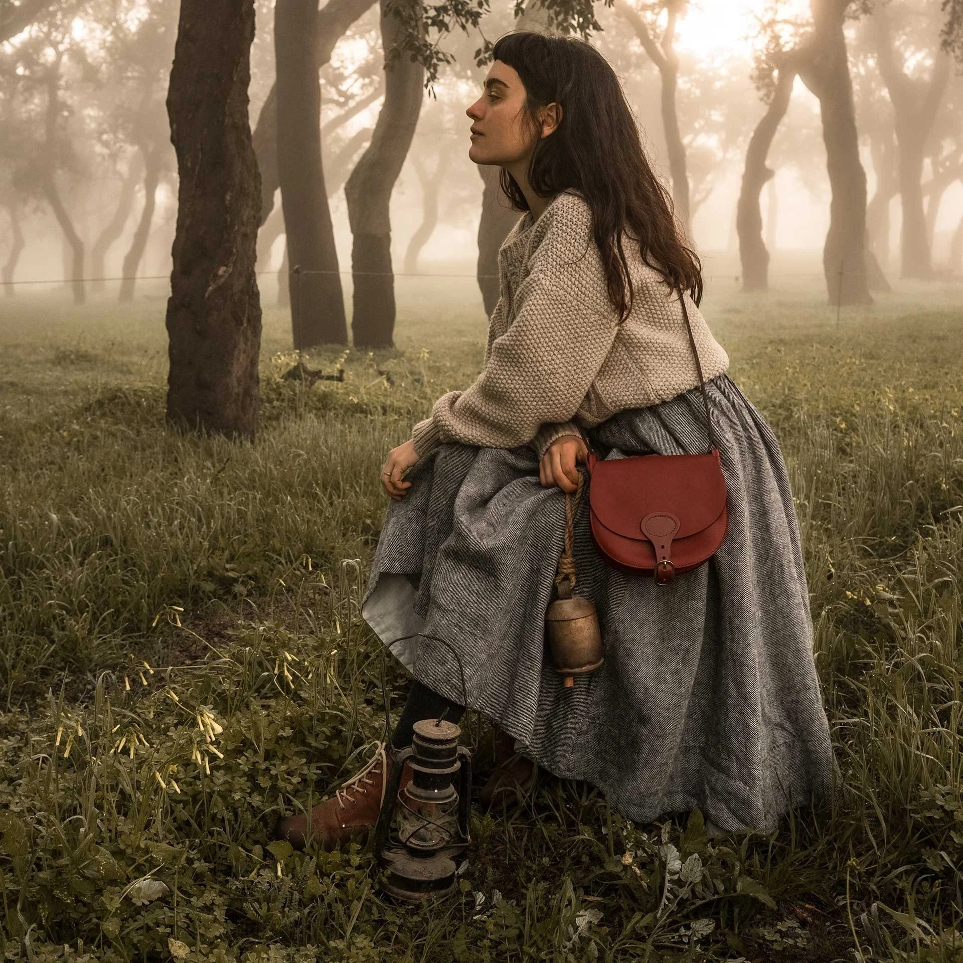 Pequeño bolso bandolera de mujer - morral Diane M Bleu de Chauffe - cuero curtido vegetal en color marrón rústico coñac - tienda Ambart Palma de Mallorca