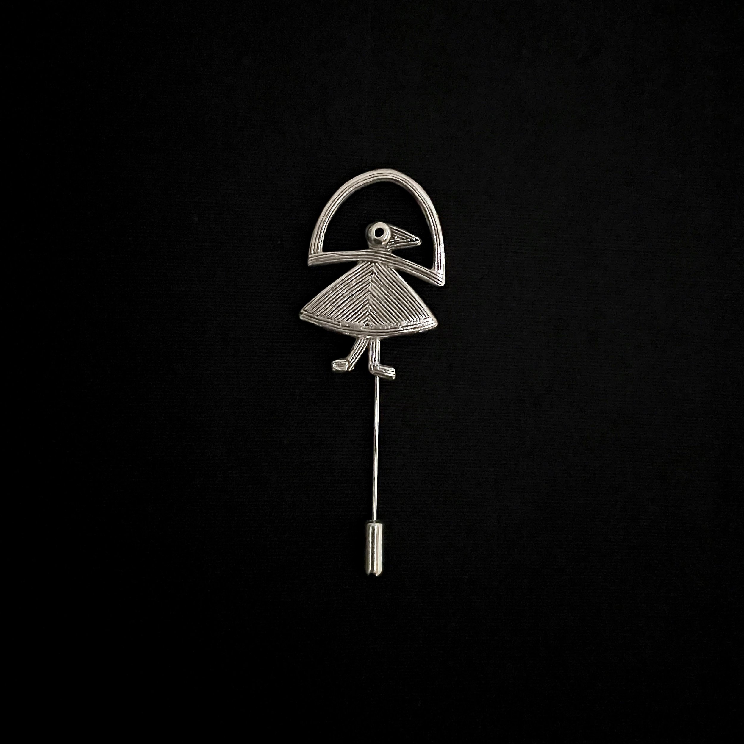 Back view of Elisabeth Riveiro “Elastis” silver-plated bronze fibula brooch pin, featuring a traditional long needle fastening.
