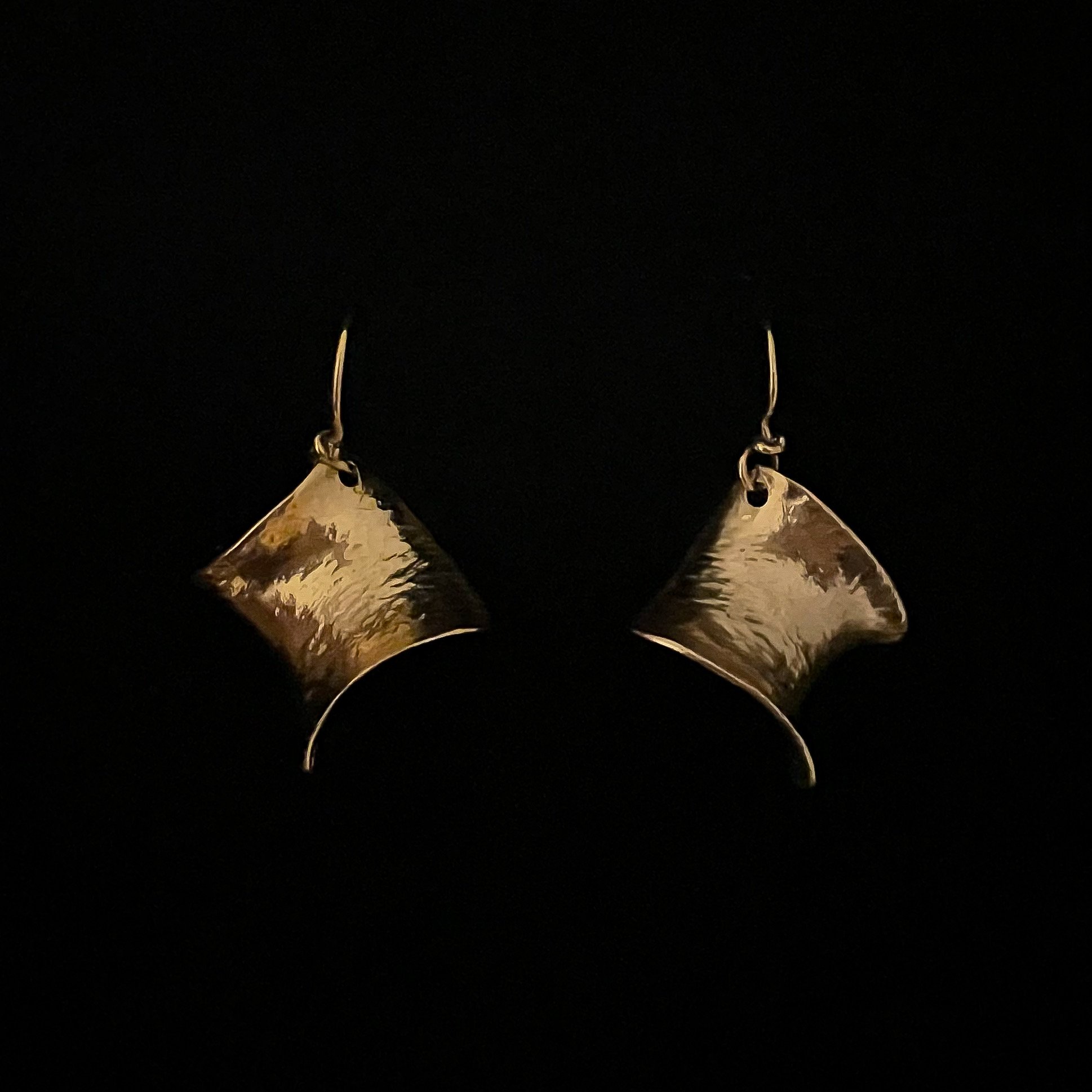 elisabeth-riveiro-petite-eole-gold-plated-bronze-hammered-earrings-ambart-palma