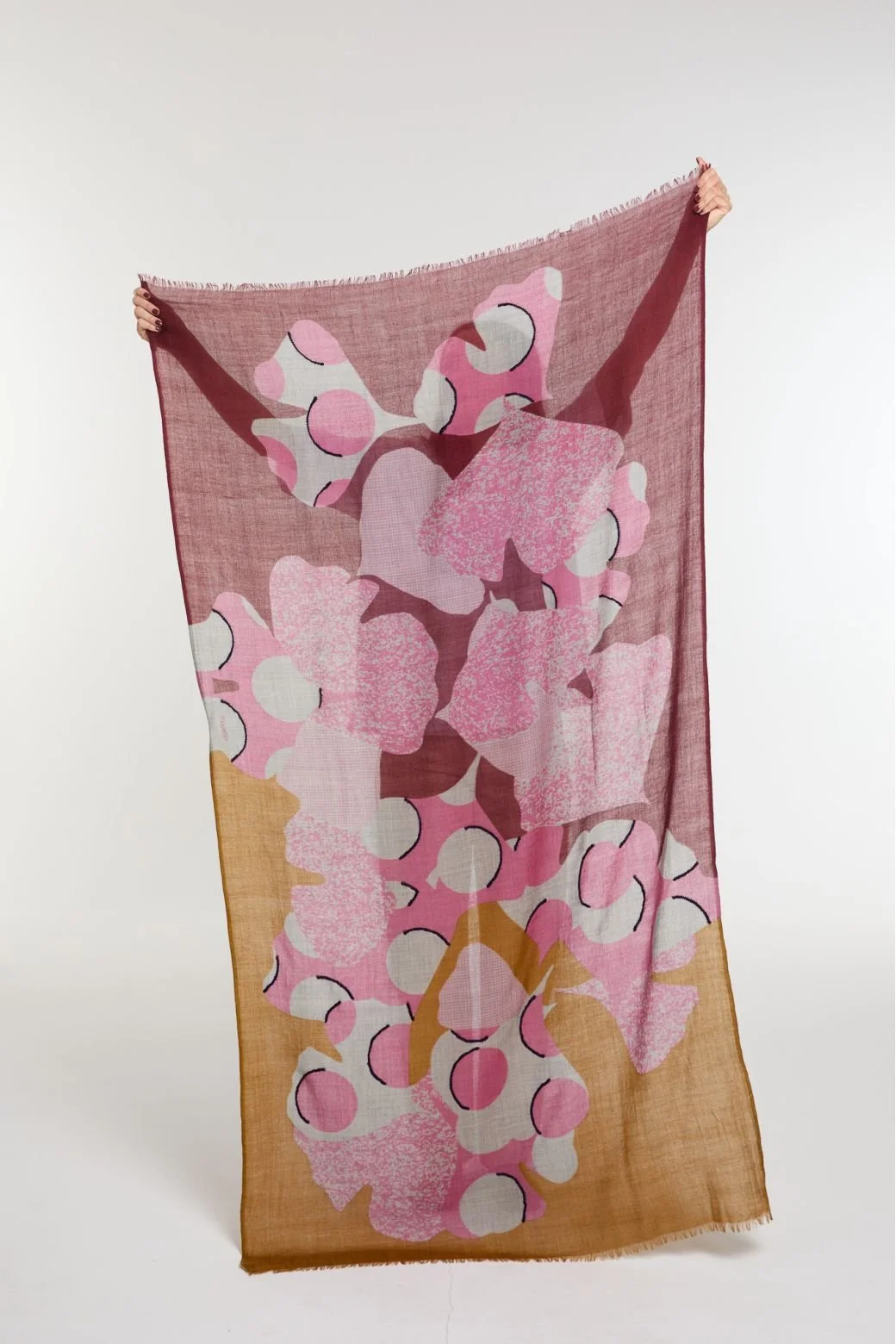 Foulard en laine douce brodée – modèle Éternel bordeaux-kaki de Mapoesie Paris. Accessoire graphique et artistique, idée cadeau originale disponible à la boutique Ambart à Palma de Majorque.