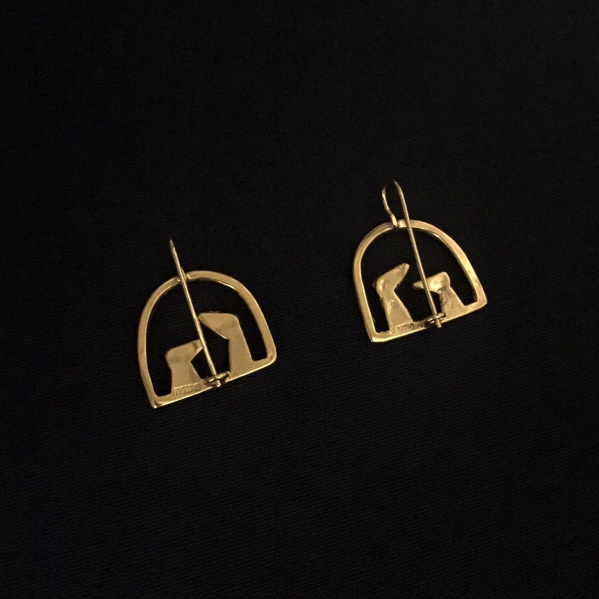 Back view of “Père et Fils” bird earrings in gold-plated bronze by Elisabeth Riveiro, artisan jewellery detail