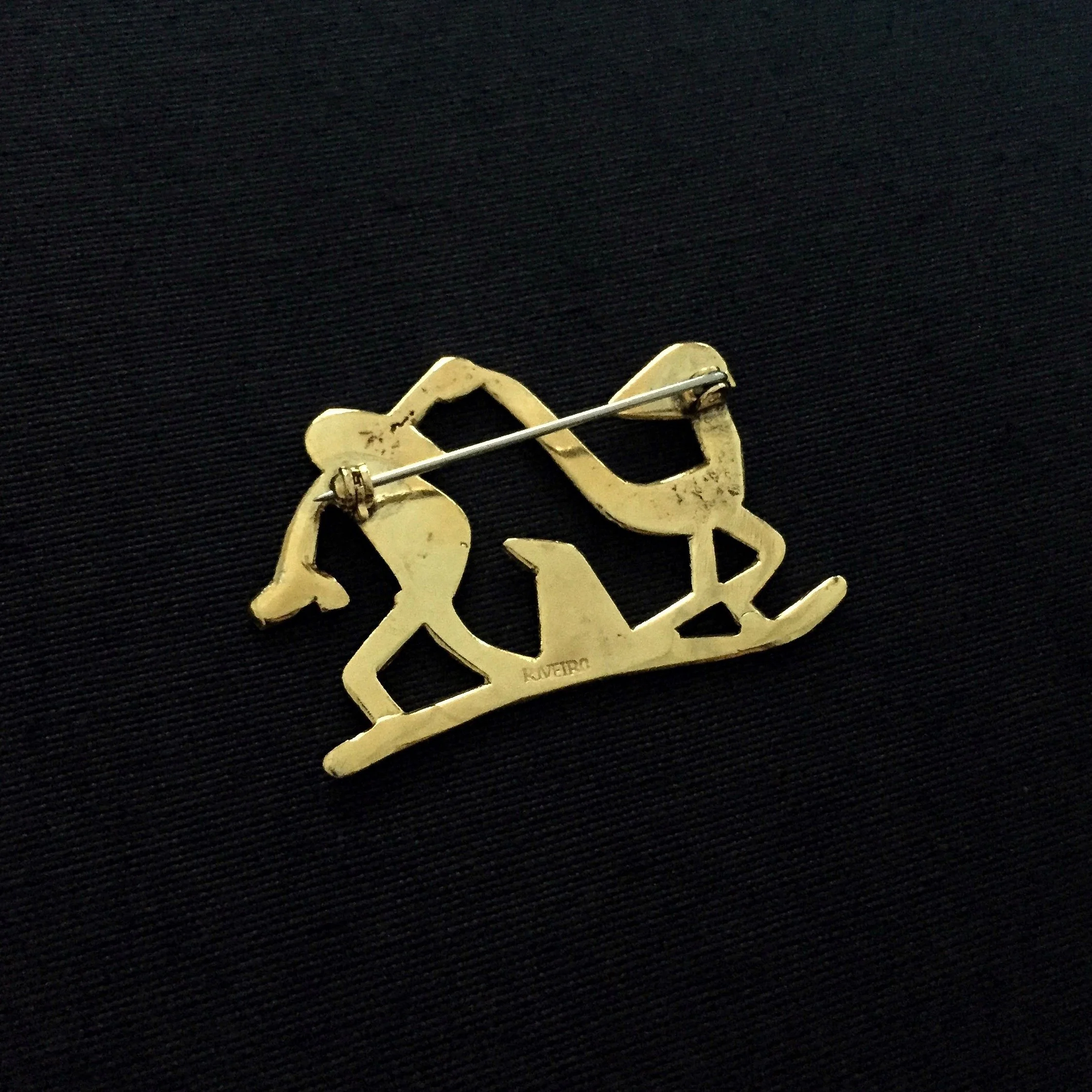 Back view of the Farandole bronze brooch by Elisabeth Riveiro showing clasp fastening and handcrafted finish.