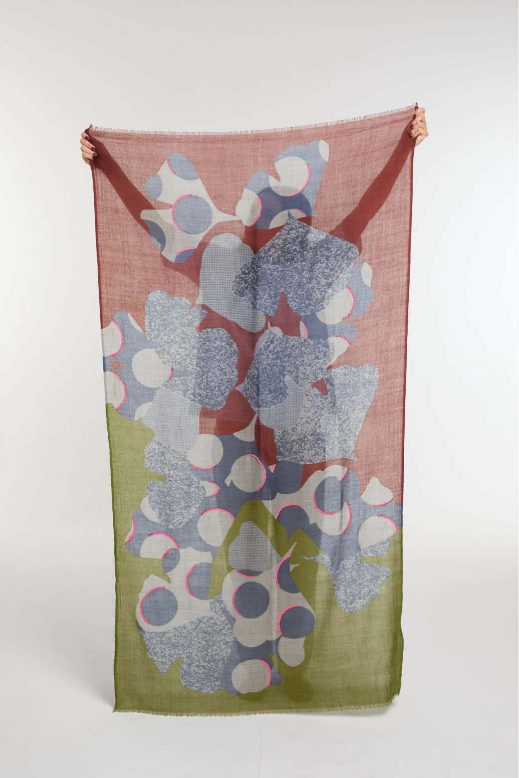 Foulard en laine douce brodée – modèle Éternel kaki-rose de Mapoesie Paris. Accessoire artistique et léger aux teintes graphiques chaleureuses, idée cadeau originale chez Ambart Palma de Majorque.