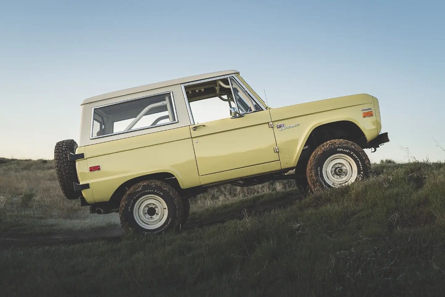 Sunrise shoot with Bradfords 1970 Uncut Bronco in a summery Yucatan Gold ⭐
@garrettsmith928 assisting with the edits and shooting. Know anyone with a sweet ride? We're looking for some cool cars. Tag them below. 
#bronco #vintagebronco #vintage4x4
#f