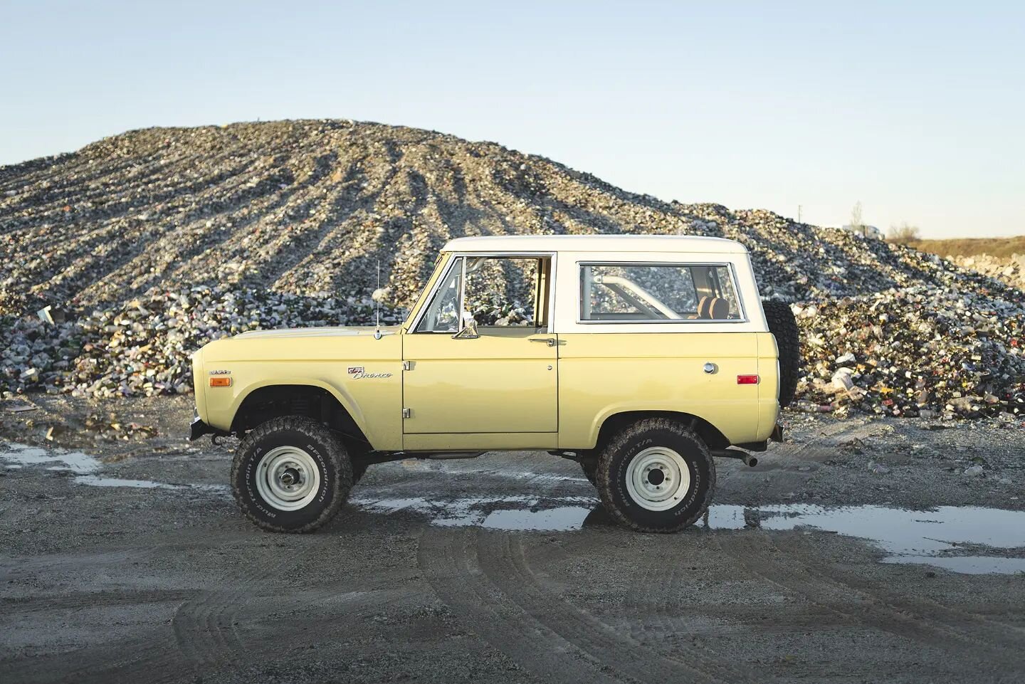 Another one of the 1970 Bronco. At the famous glass mountain!
#fordbronco #vintagebronco #4x4 #vintage4x4 #classiccars #bronco #vintageford #vintagecars #carporn #bronconation #broncos #carphotography