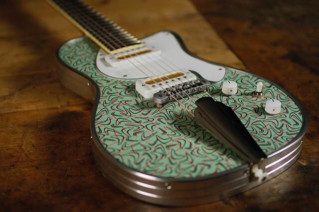 Here&rsquo;s a foreshortened close up of the DM Ozark model - this one features our proprietary Art Deco tailpiece, a Hipshot Tone-A-Matic adjustable bridge as well as a brand new pickguard design!
💫
💫
💫
#shortscaleguitar #formica #spaceage #boome