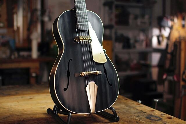 The latest Rosetta (in brass hardware) photographed moments before being delivered to its new owner, right here in the city!
💫
💫
💫
#parlorguitar #archtopguitar #jazzbox #matteblack #rosetta #brasshardware #handmadeguitar #boutiqueguitar #luthier #