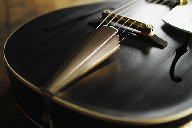 Here&rsquo;s a detail of the proprietary tailpiece that adorns most Rosetta models. Designed in house - cast and plated in the city. (Solid brass compensated bridge by Compton Bridges).
💫
💫
💫
#parlorguitar #archtopguitar #jazzbox #matteblack #rose