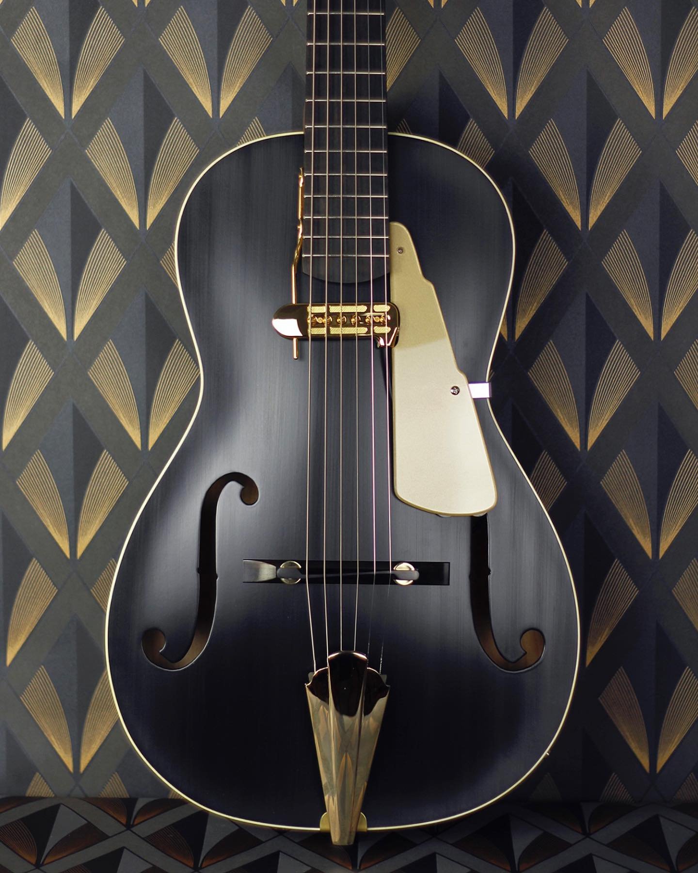 This black Rosetta, in satin brushed finish and gold accents, was the last instrument to be strung at the shop in 2024 ✨ It spent the holidays with me and I&rsquo;ve gotten quite attached to it but it&rsquo;s time to send it on its journey. The guita