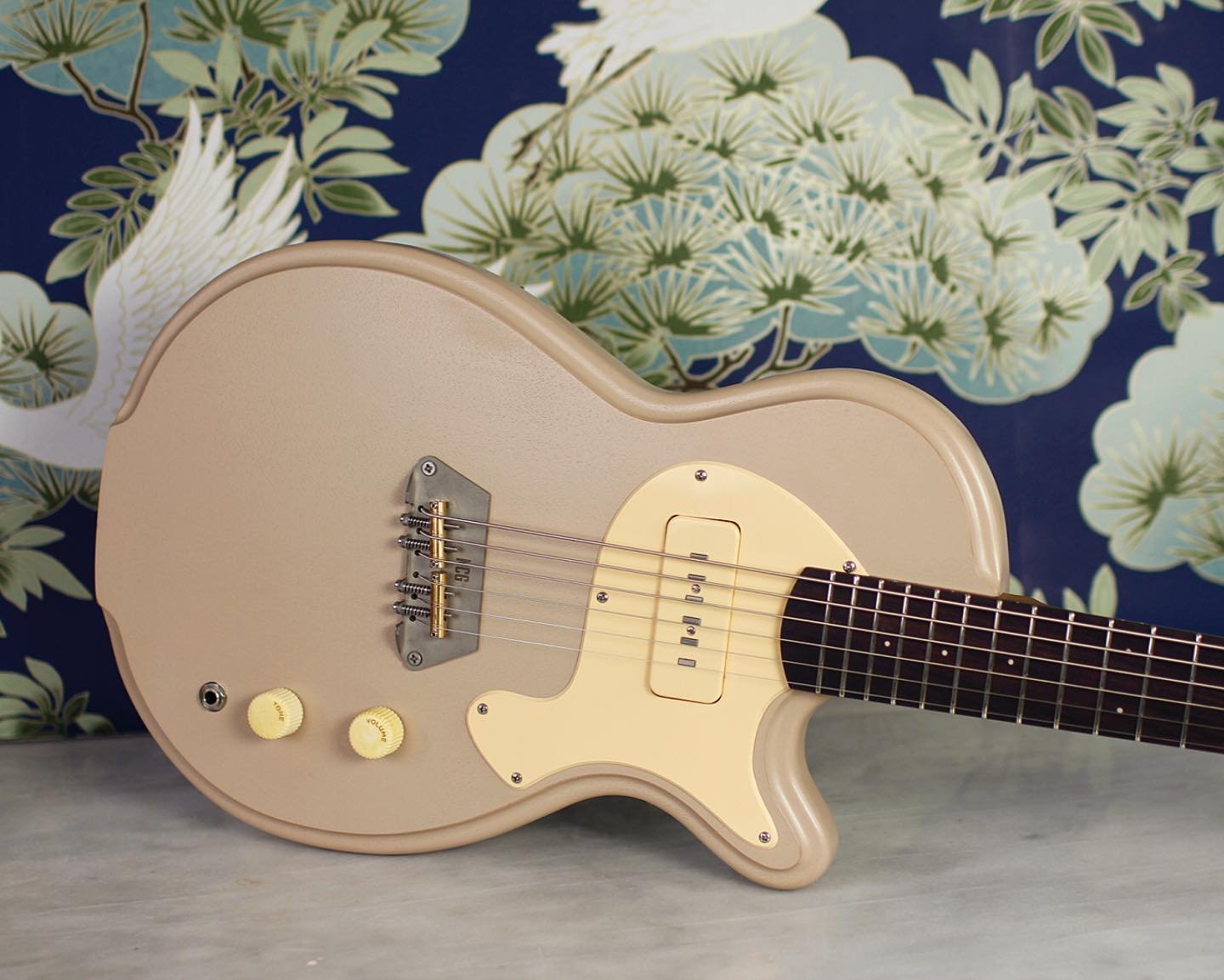 Here&rsquo;s another shot of the latest Pinto model! In taupe over an okoume body, with a roasted maple neck and rosewood fingerboard combo. As per @jewcurly &lsquo;s request, ease of use and a certain streamlined simplicity was necessary here // so 