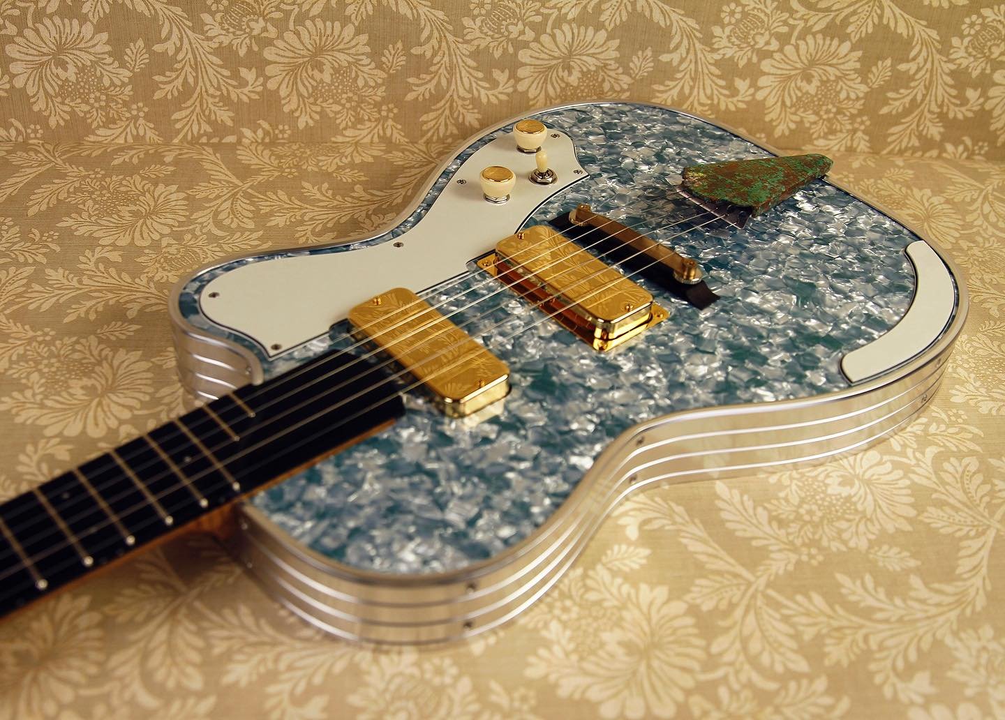 One last shot of the latest Beekay to leave the shop - created for Tom Collins 🪕✨ 

This was a request for a purely electric six string banjo (no rim, no drum skin..), tuned like a 5 string but with the  added low G string (gGDGBD) - commonly referr