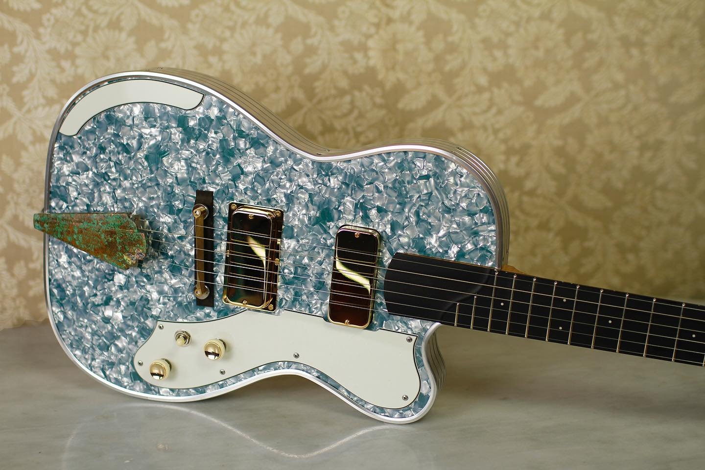 Here&rsquo;s another shot of the latest instrument created for Tom Collins 🪕✨ 

This was a request for a purely electric (no rim, no drum skin..) 6 string banjo, tuned like a 5 string but with the  added low G string (gGDGBD) - commonly referred as 