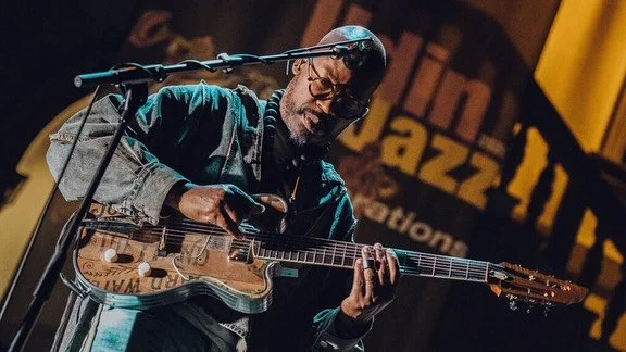 A few shots of @lionelloueke in the company of his 7 string Beekay, as this leg of the European tour with @herbiehancock comes to a close - it&rsquo;s been a gas seeing the instrument get so much mileage over the summer months 🙌🏼 merci encore Maest