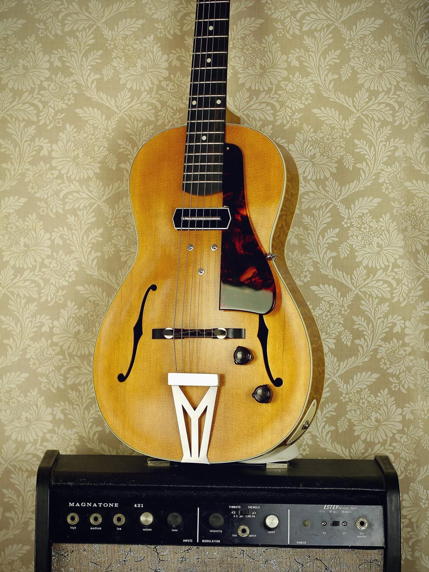 A final shot of this latest Charlie Christian inspired Rosetta Model 2. This is a parlor sized, spruce top, electric archtop featuring a 3-point mounting Charlie Christian  @lollarpickups and an ES-250 inspired stainless steel tailpiece (made in hous