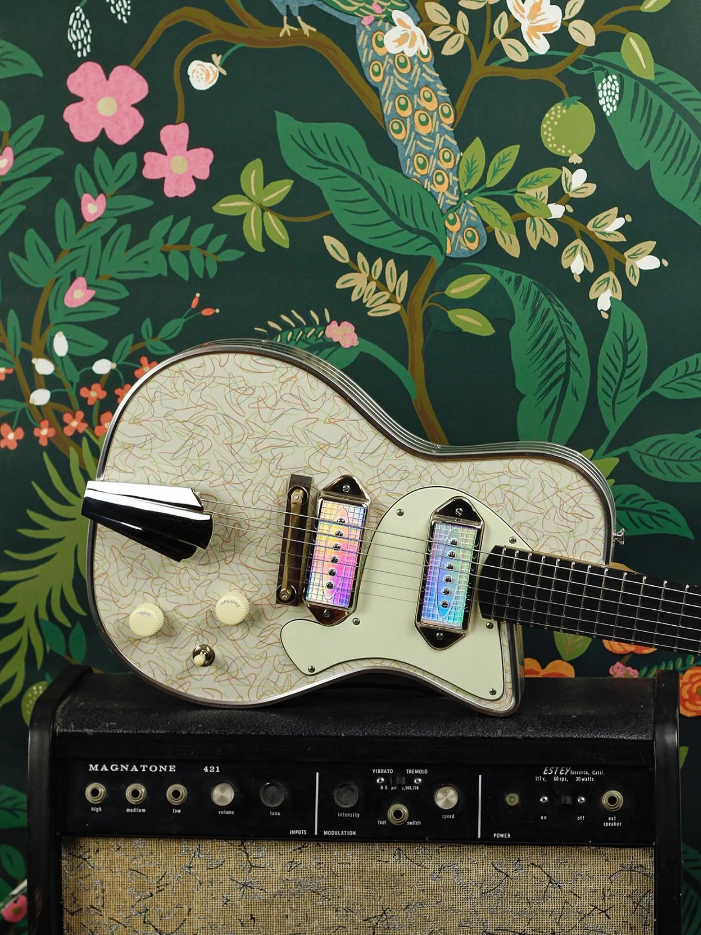 Here&rsquo;s another Space Age themed Ozark with a vintage boomerang pattern Formica top (reclaimed from my customer&rsquo;s childhood kitchen!). Spanish cedar body (bound in full aluminum banding), torrefied maple neck and ebony fingerboard. This co