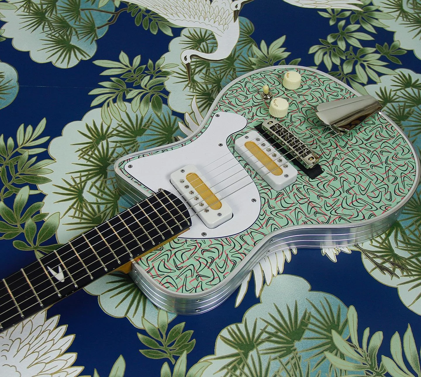 Here are two last shots of the latest Ozark. Boomerang Formica top on a yellow cedar body, bound in full aluminum banding. This comes loaded with a superb set of @geminipickups soapbar sized Mercury One humbuckers with gold foil covers. Other feature