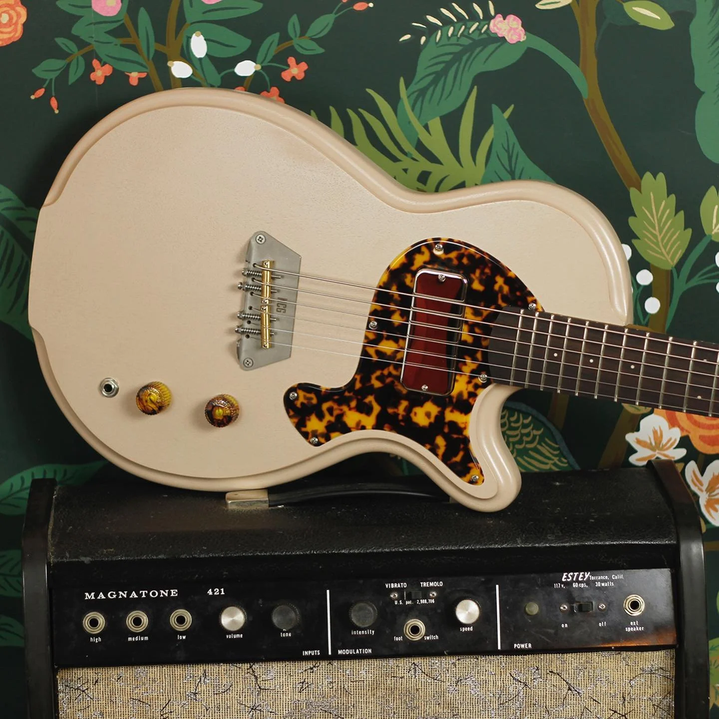 Here&rsquo;s a dead simple Pinto in taupe with Italian tortoise accents that&rsquo;s headed to California in the next couple of days. Single @lollarpickups Senn Model One pickup,  @nottinghamcityguitars (NCG) Danelectro style Tele bridge and simple v