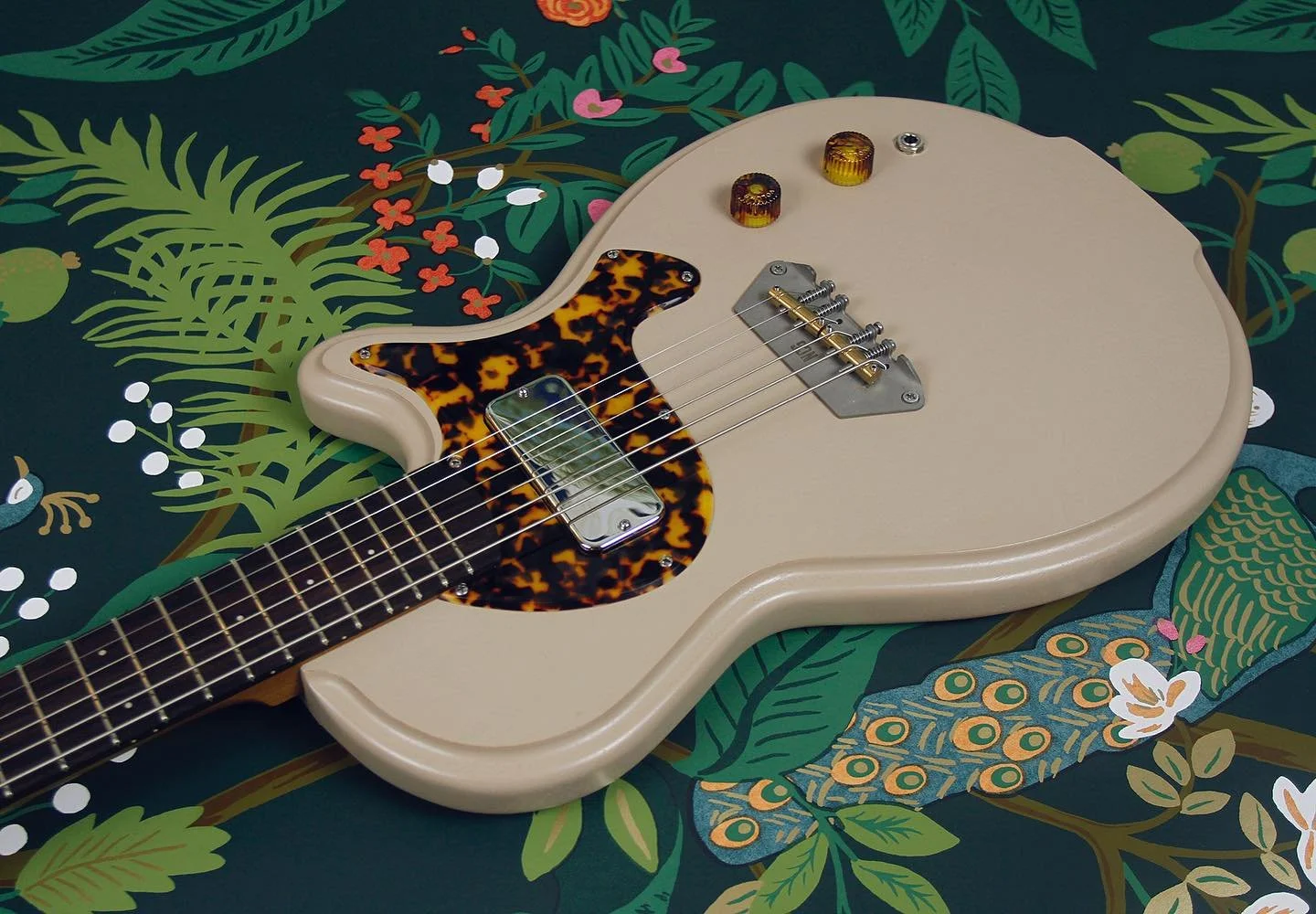 Two more shots of the latest Pinto, in taupe with Italian tortoise accents. Single @lollarpickups Senn Model One pickup in the neck position with a @nottinghamcityguitars (NCG) Danelectro style Tele bridge and simple vol-tone configuration with match