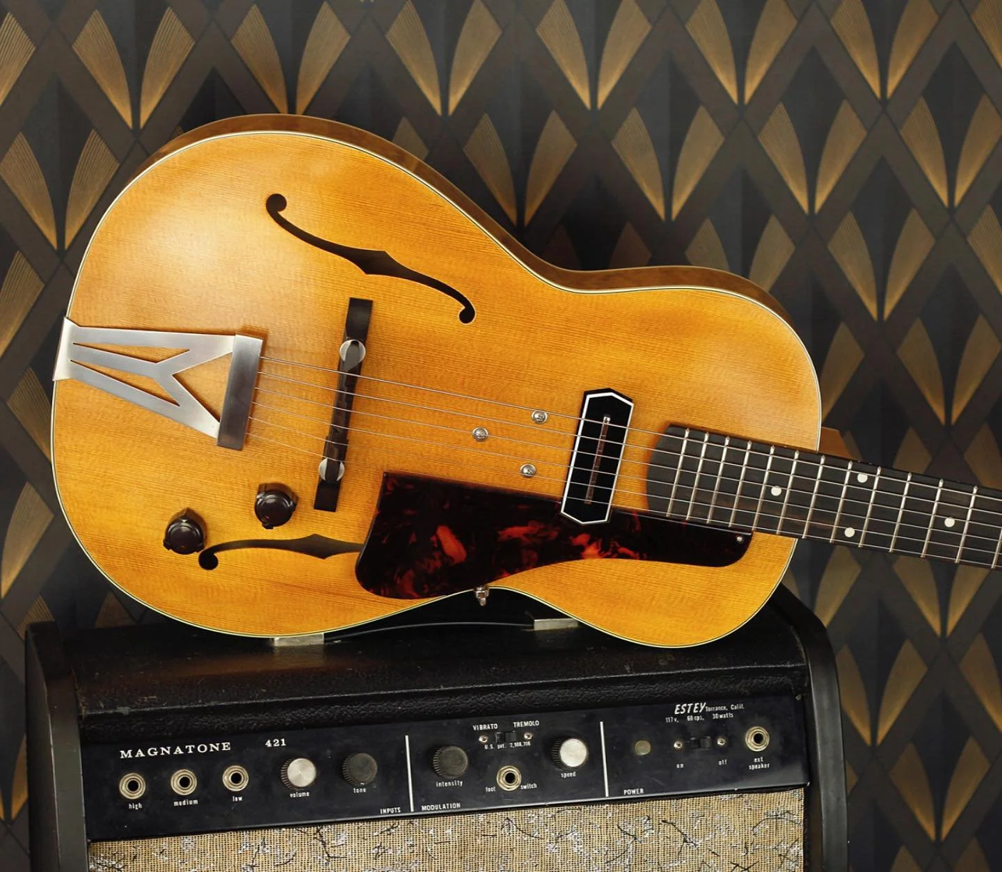 Another shot of this latest Charlie Christian inspired Rosetta Model 2. This is a parlor sized, spruce top, electric archtop featuring a 3-point mounting Charlie Christian  @lollarpickups and an ES-250 inspired stainless steel tailpiece (made in hous