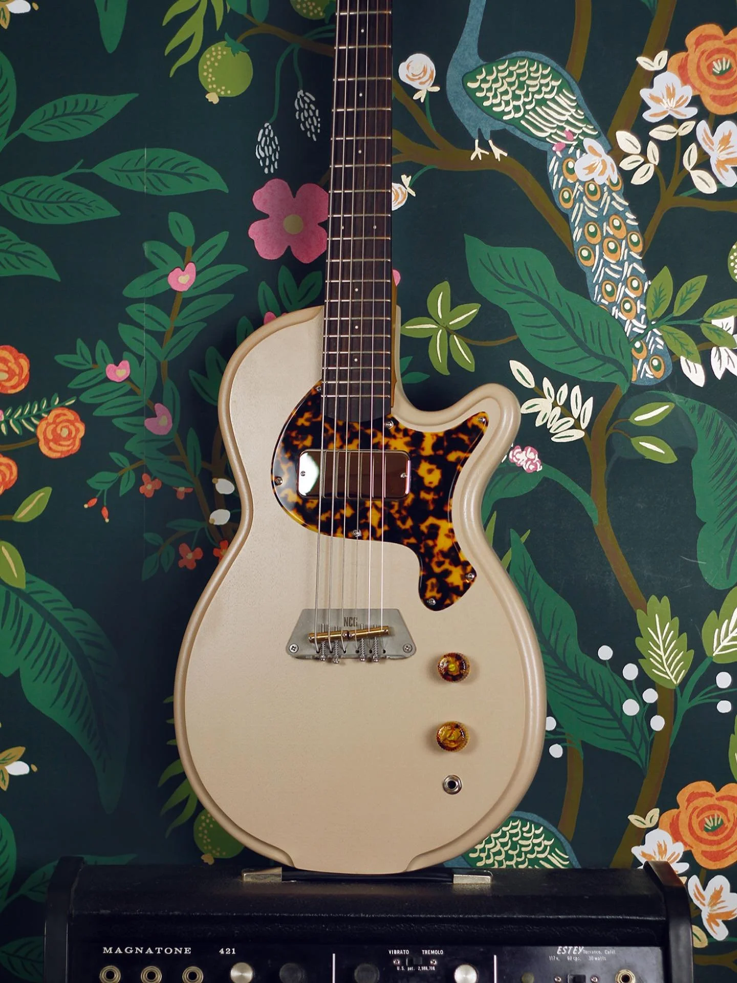 Here&rsquo;s a dead simple Pinto in taupe with Italian tortoise accents that&rsquo;s headed to California in the next couple of days. Single @lollarpickups Senn Model One pickup,  @nottinghamcityguitars (NCG) Danelectro style Tele bridge and simple v