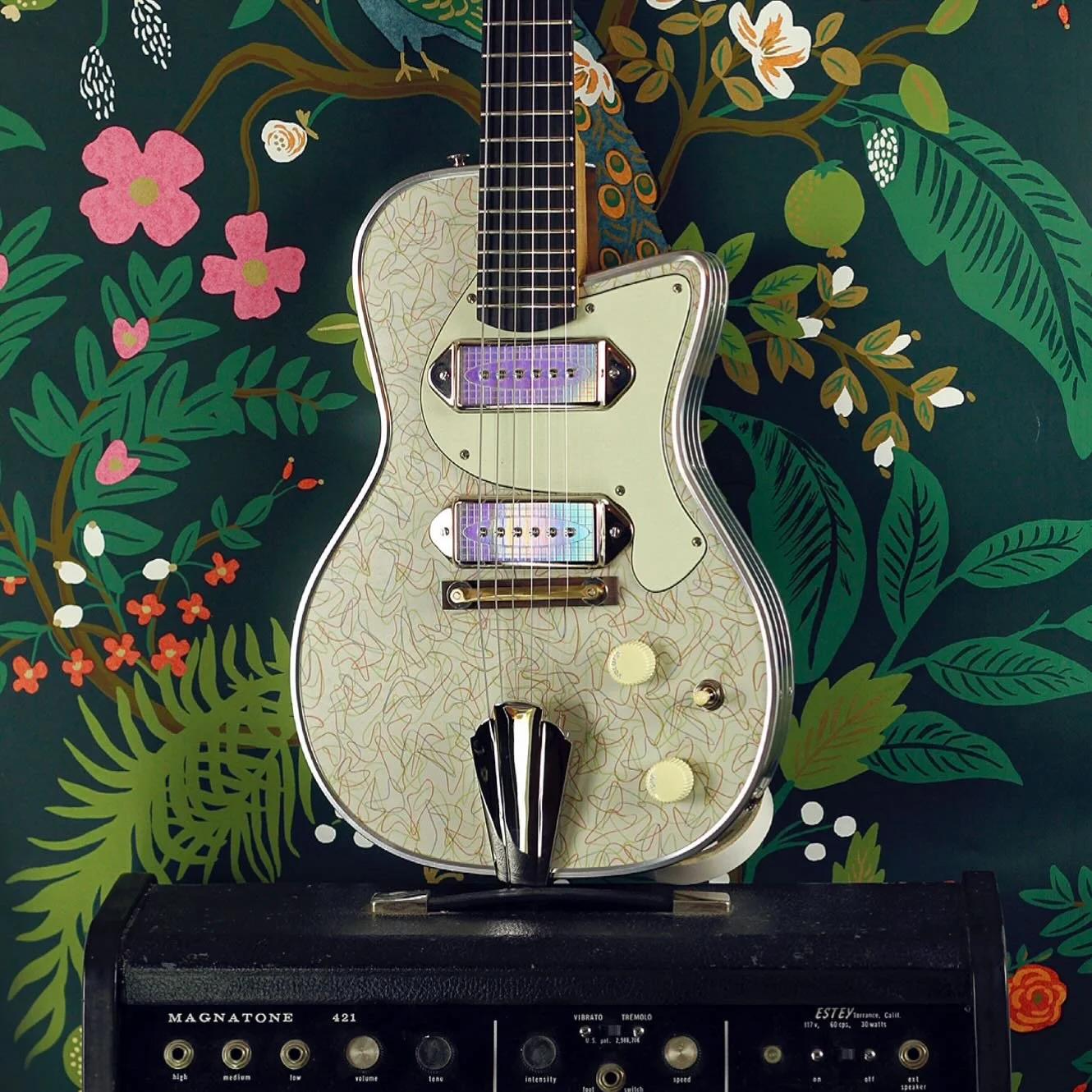 Another shot of the latest Ozark to leave the shop! Reclaimed Formica top with boomerang pattern, Spanish cedar body (bound in full aluminum banding), torrefied maple neck and ebony fingerboard. This comes loaded with an extremely lively set of @mojo