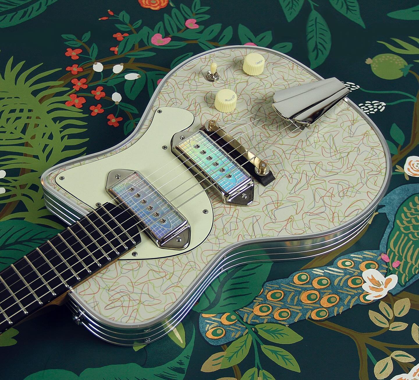 Two more shots of this latest Ozark. This is a reclaimed Formica top guitar with a Spanish cedar body (bound in full aluminum banding), a torrefied maple neck and an ebony fingerboard. Loaded with a lively set of @mojopickups Dogear &ldquo;Kleenex bo