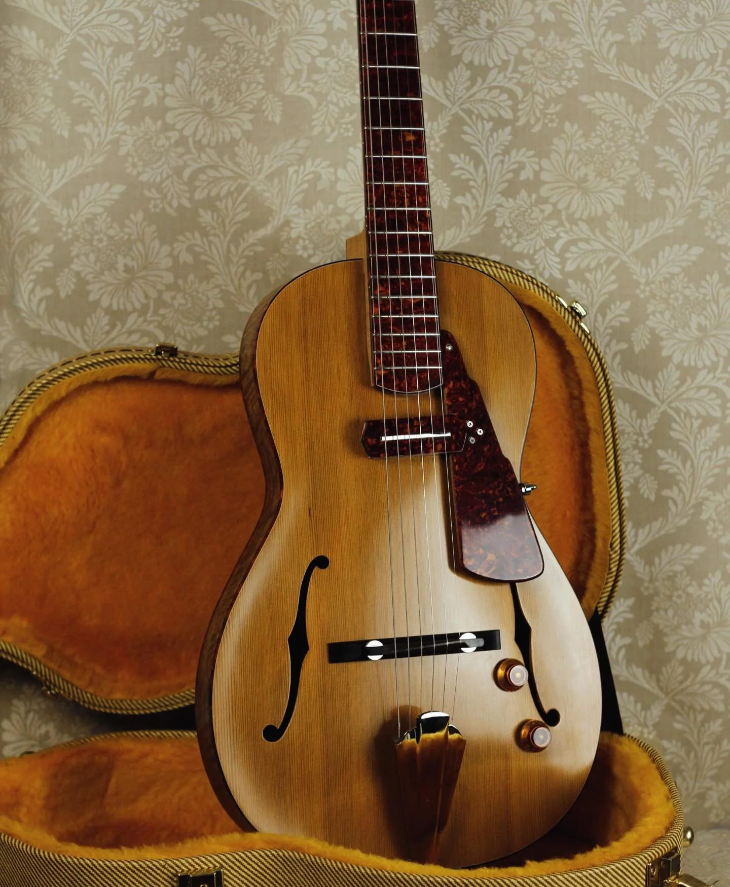 Here&rsquo;s another recently completed Rosetta M2 &mdash; this one is a super-thin (1.65&rdquo;) fully hollow archtop with a cedar top and figured Bastogne walnut back and sides.
 
The instrument is special in many ways, including an all-tortoise fi