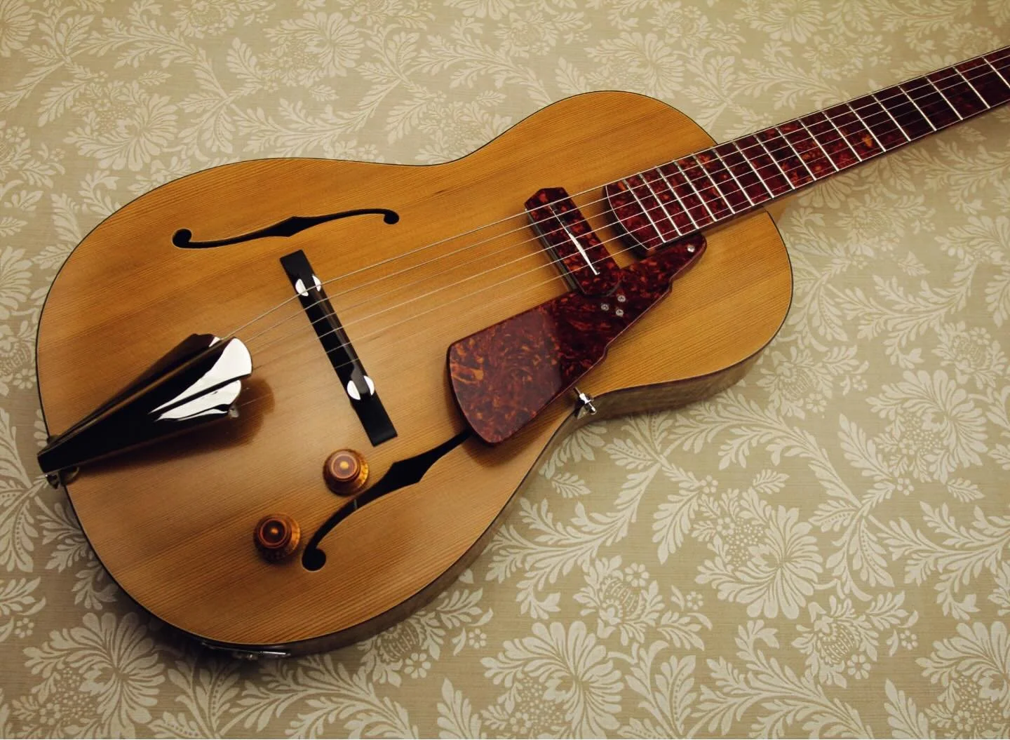 Here&rsquo;s another recently completed Rosetta M2 &mdash; this one is a super-thin (1.65&rdquo;) fully hollow archtop with a cedar top and figured Bastogne walnut back and sides.
 
The instrument is special in many ways, including an all-tortoise fi