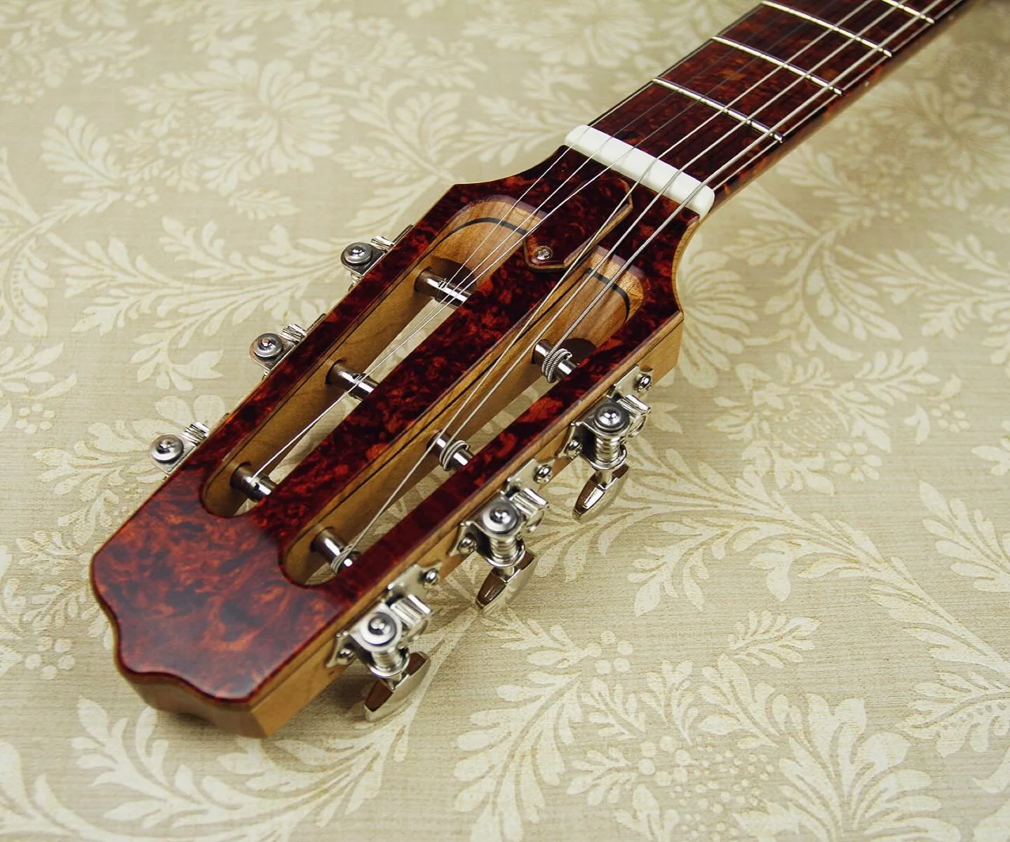 Here&rsquo;s a look at the headstock on this latest cedar/walnut Rosetta Model 2 

The instrument sports an all-tortoise fingerboard, headstock, and pickguard, paired with a superb Charlie Christian&ndash;style surface-mounted pickup courtesy of @dre