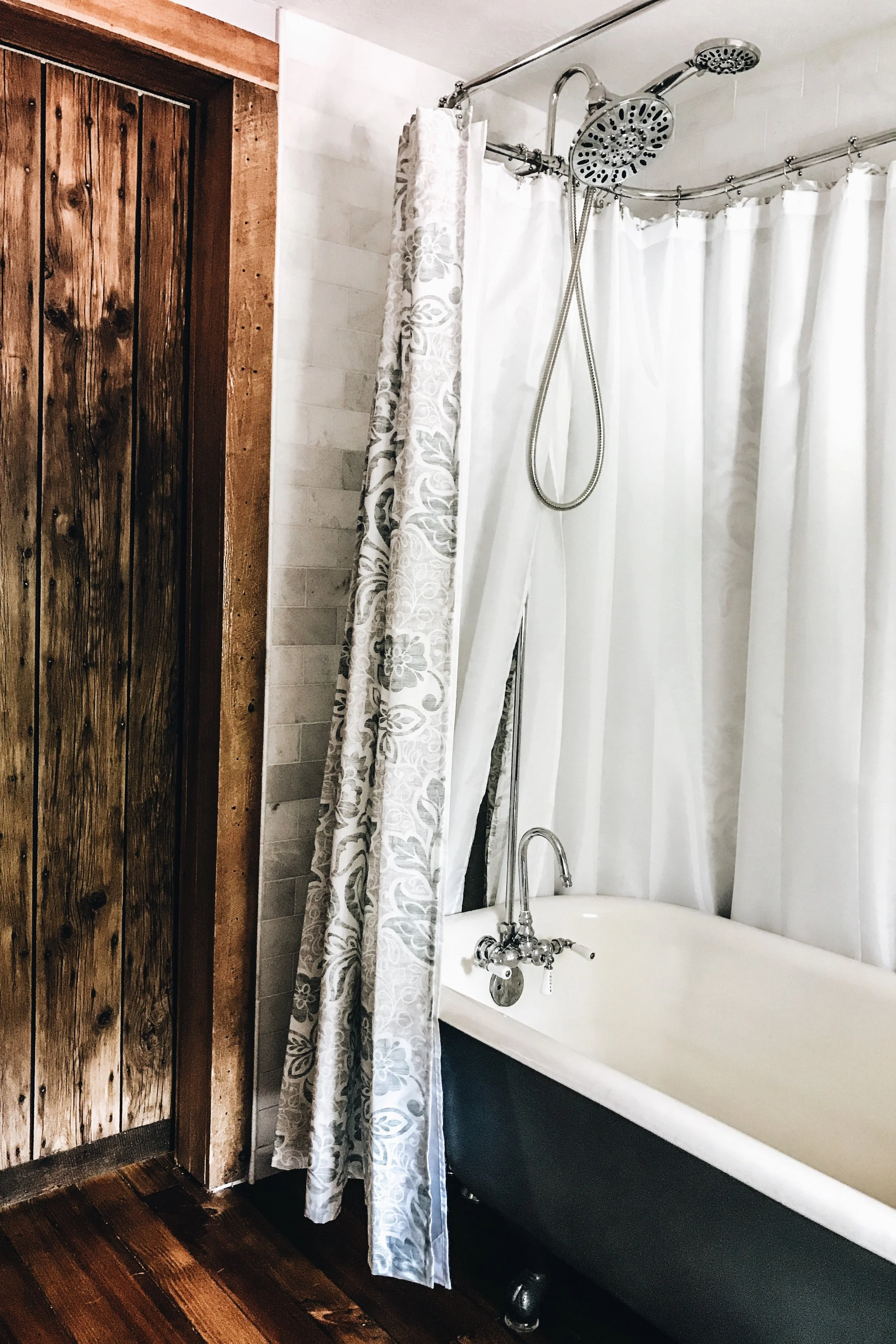 Colorful Shower Curtains With Print For Your Freestanding Bath Tub. Best Shower Curtains For Your Bathroom. Stylish shower curtains. Colorful shower curtains. Rustic farmhouse bath tub. #shower #curtain #bath #tub