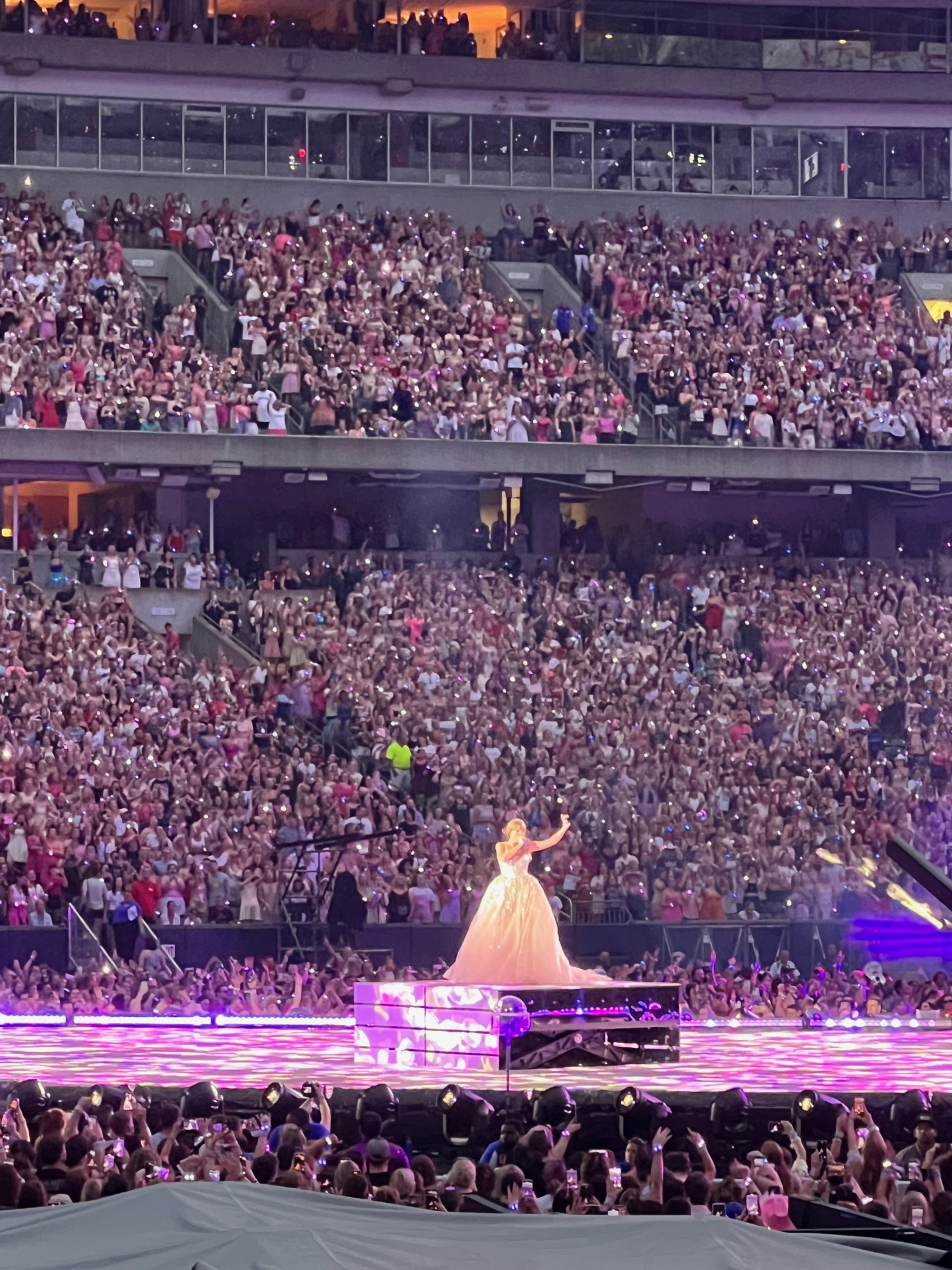 Taylor Swift concert mesmerizing performance