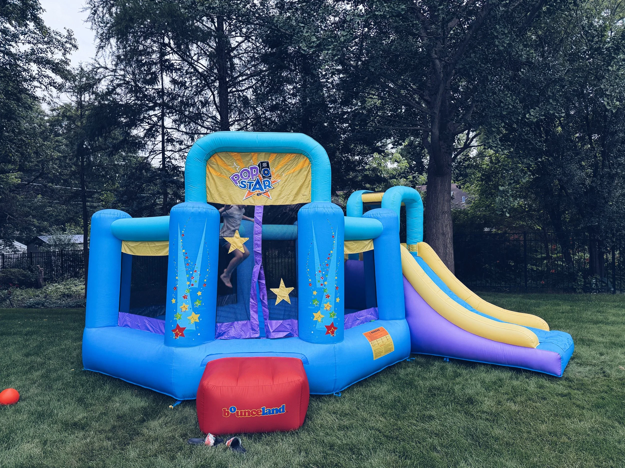 Backyard bounce house that you can buy. Bounce houses available on Amazon.
